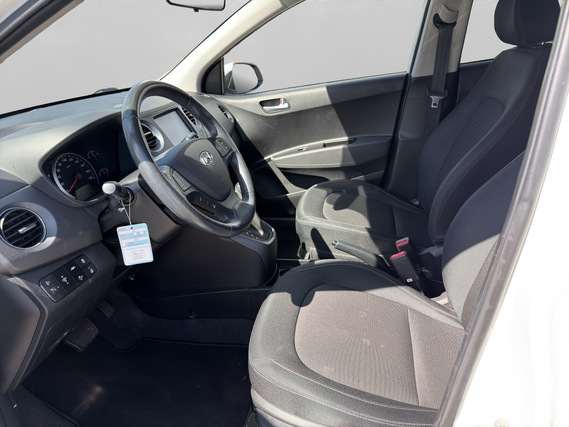 HYUNDAI i10 1.2 Amplia Automatic-image-8