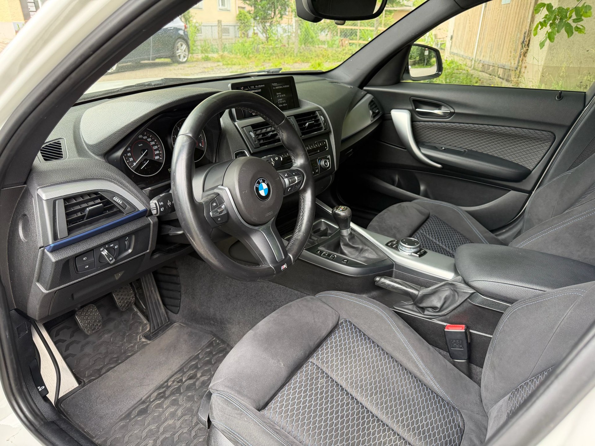 BMW 120d xDrive-image-17