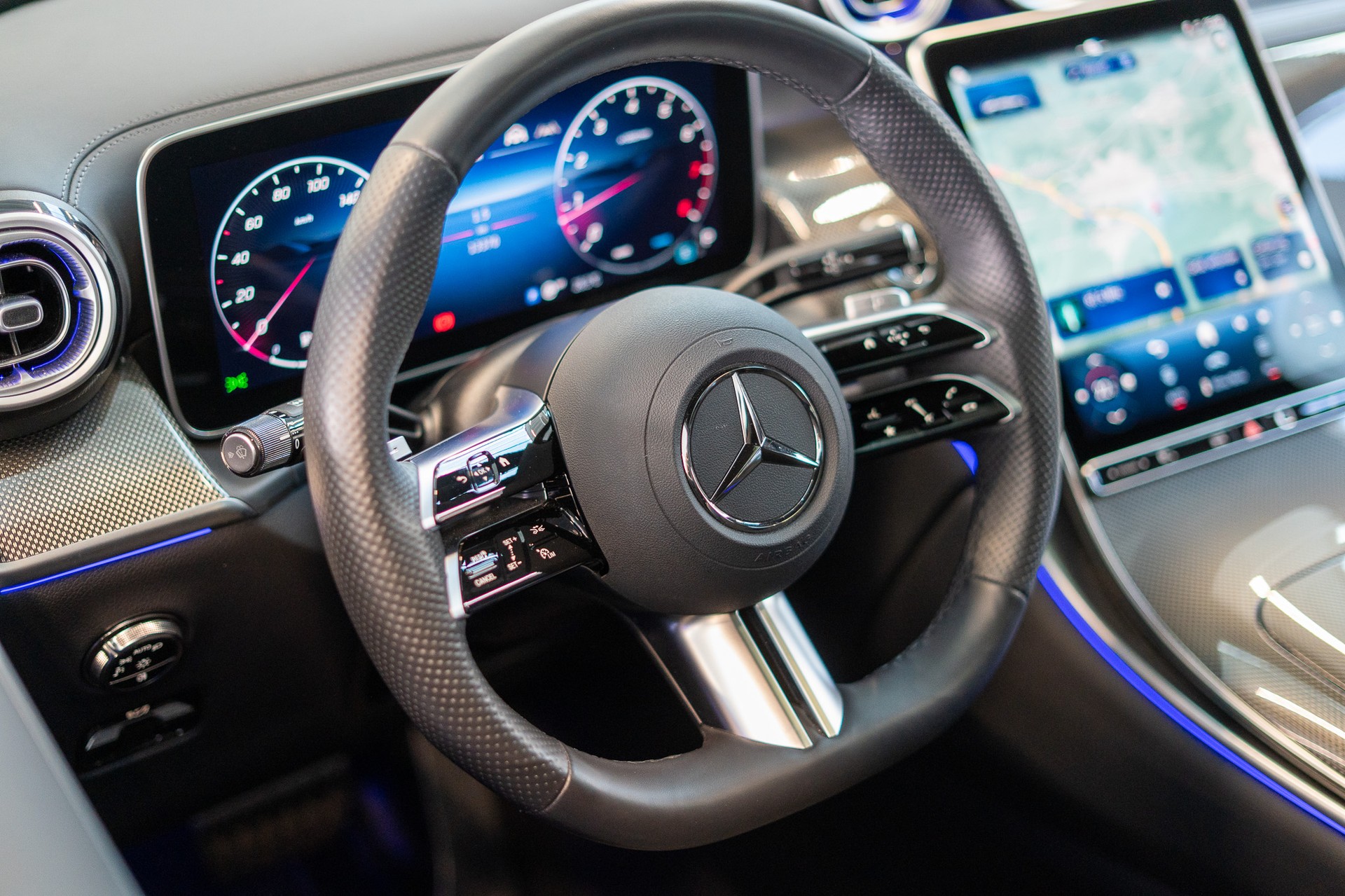 MERCEDES-BENZ GLC 300 AMG Line 4matic Coupé / Panorama / 360°Kamera / Anhängerkupplung-image-11
