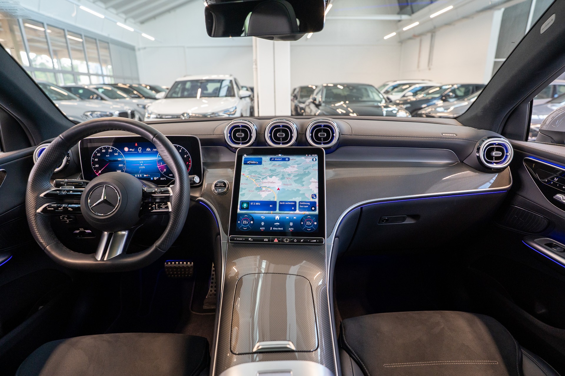 MERCEDES-BENZ GLC 300 AMG Line 4matic Coupé / Panorama / 360°Kamera / Anhängerkupplung-image-17