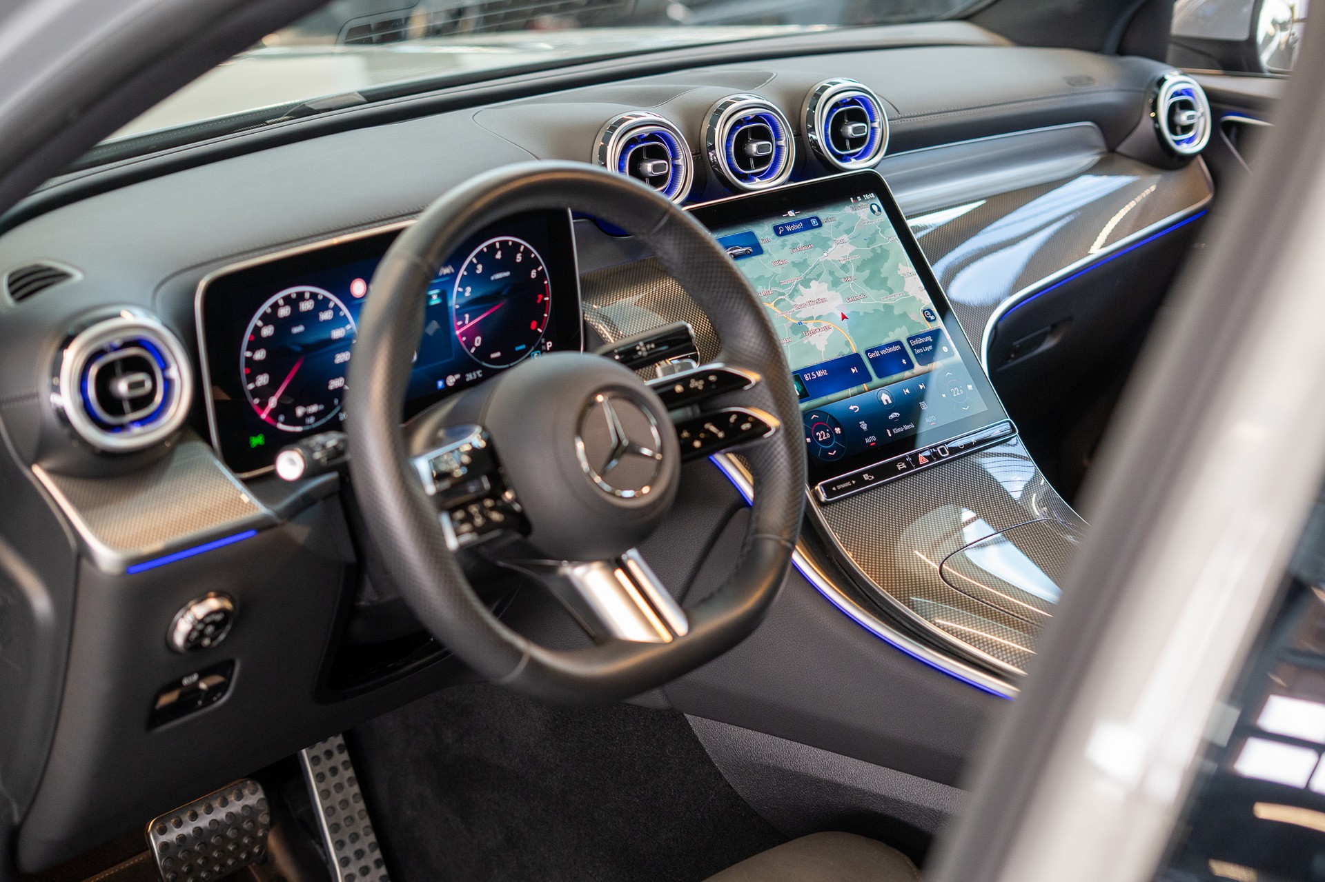MERCEDES-BENZ GLC 300 AMG Line 4matic Coupé / Panorama / 360°Kamera / Anhängerkupplung-image-10