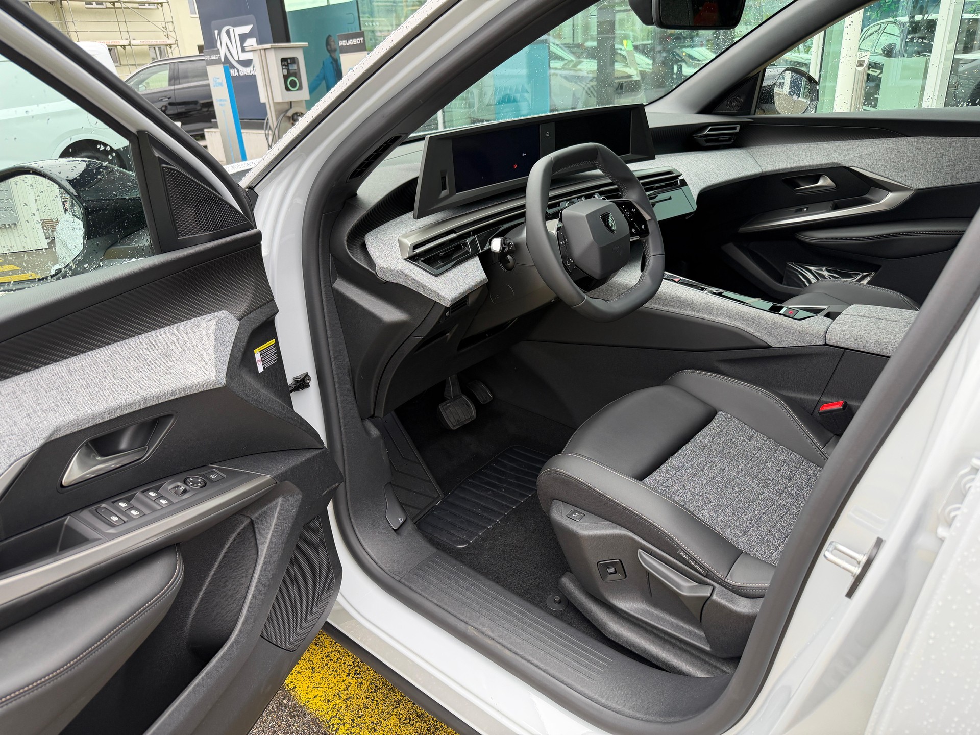 PEUGEOT 5008 long range e-Allure-image-8