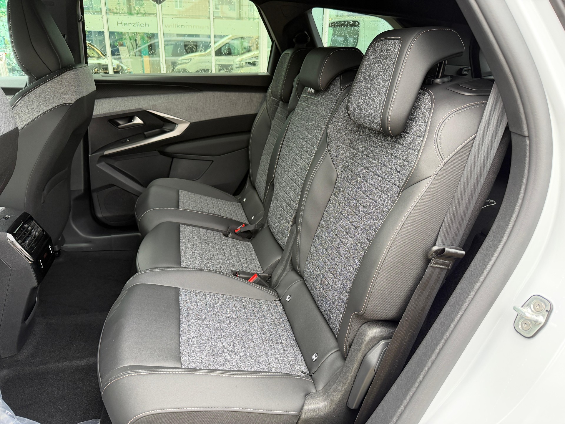 PEUGEOT 5008 long range e-Allure-image-11