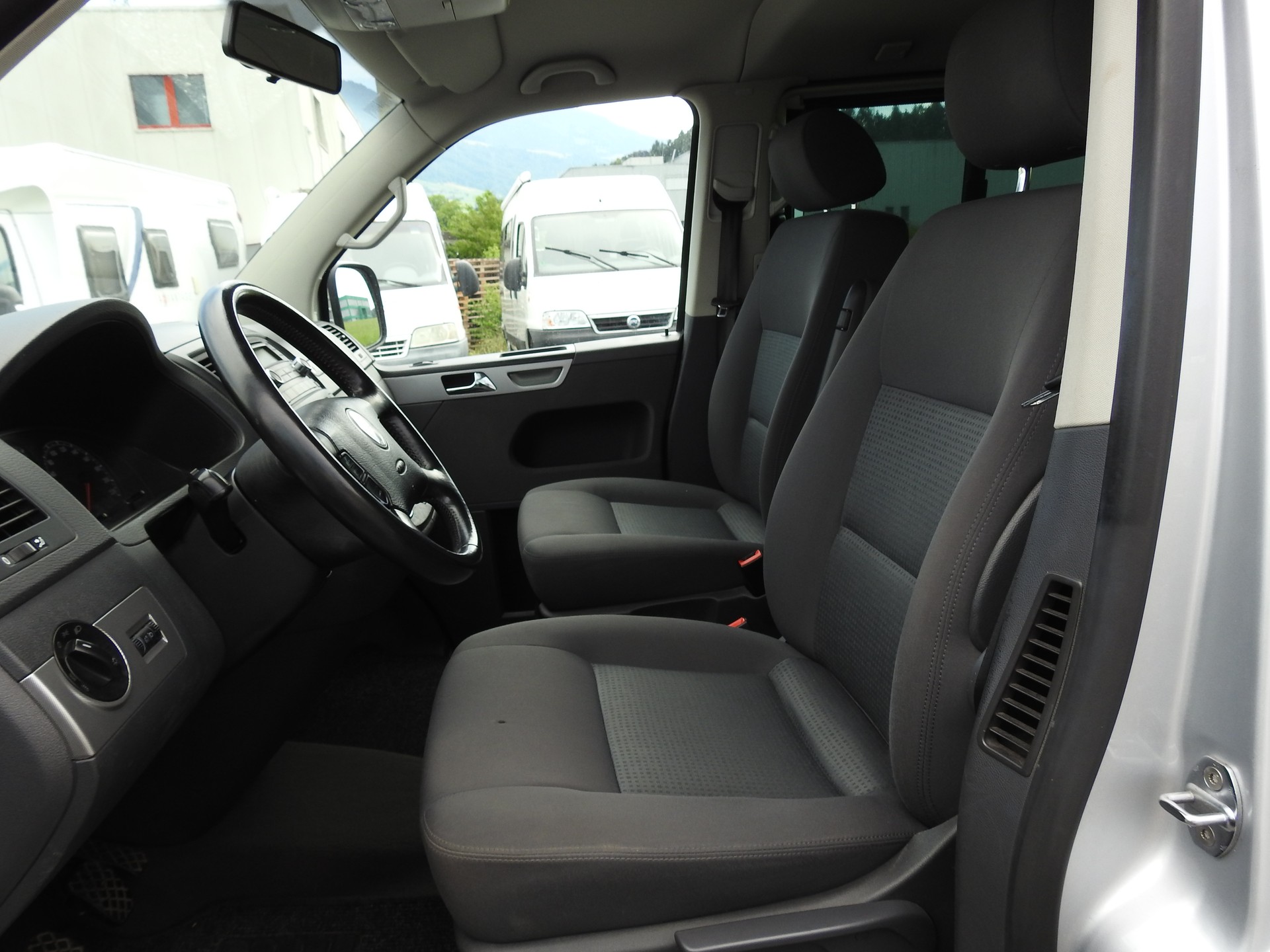 VW T5 Multivan Comfortline 2.5 TDI-image-13