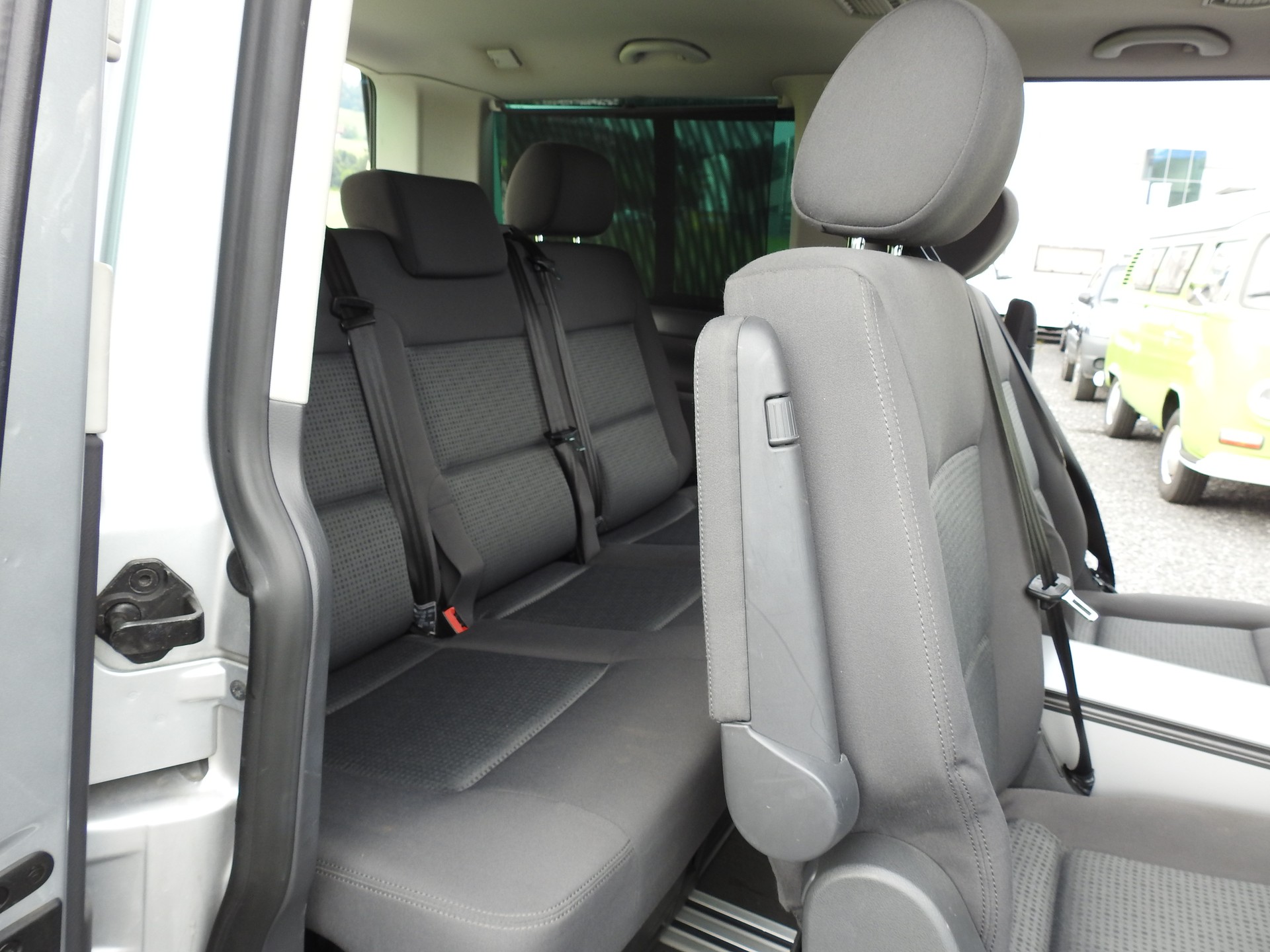 VW T5 Multivan Comfortline 2.5 TDI-image-17