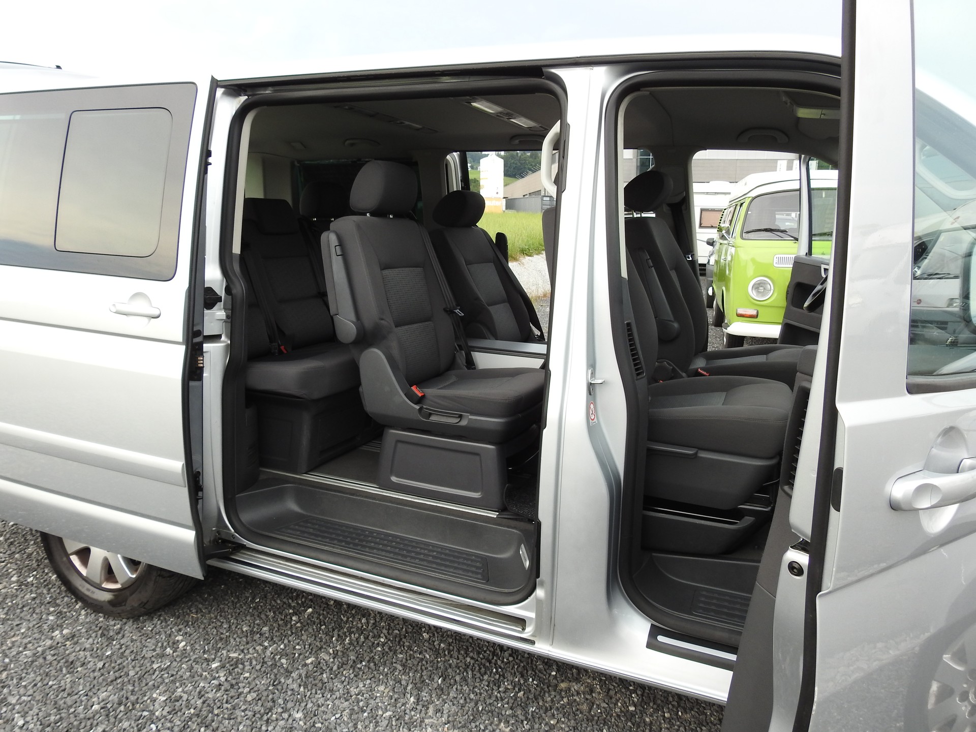 VW T5 Multivan Comfortline 2.5 TDI-image-16