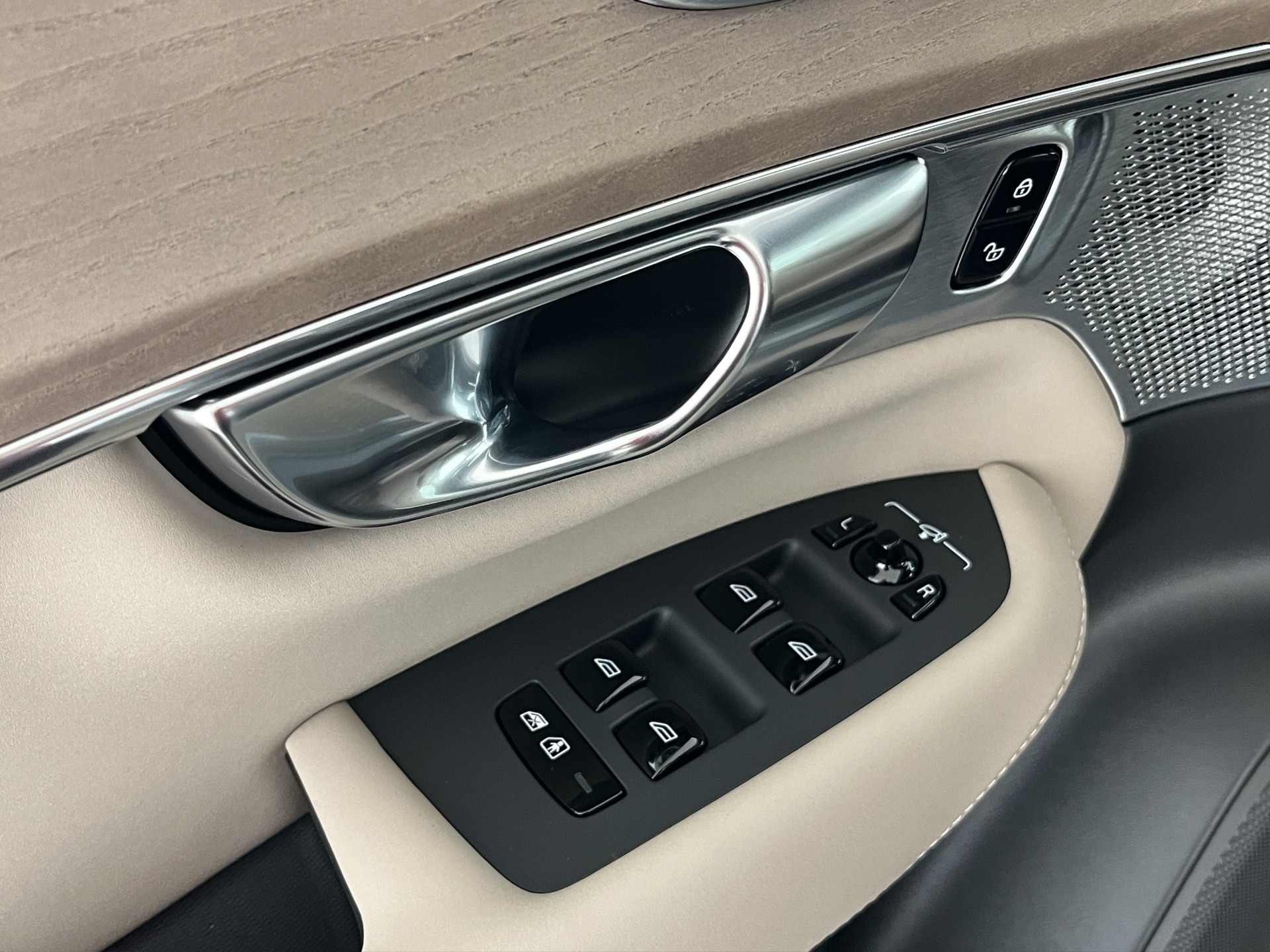 VOLVO XC90 2.0 T8 TE Ultra Dark eAWD-image-7