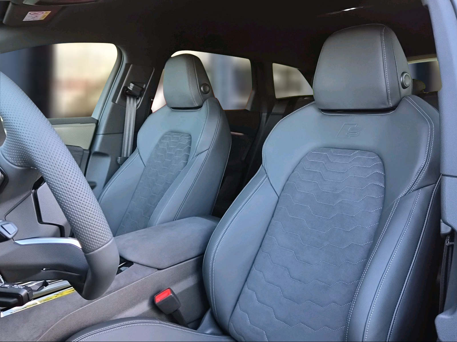 AUDI A6 Avant e-tron quattro Mythosschwarz Metalic-image-7