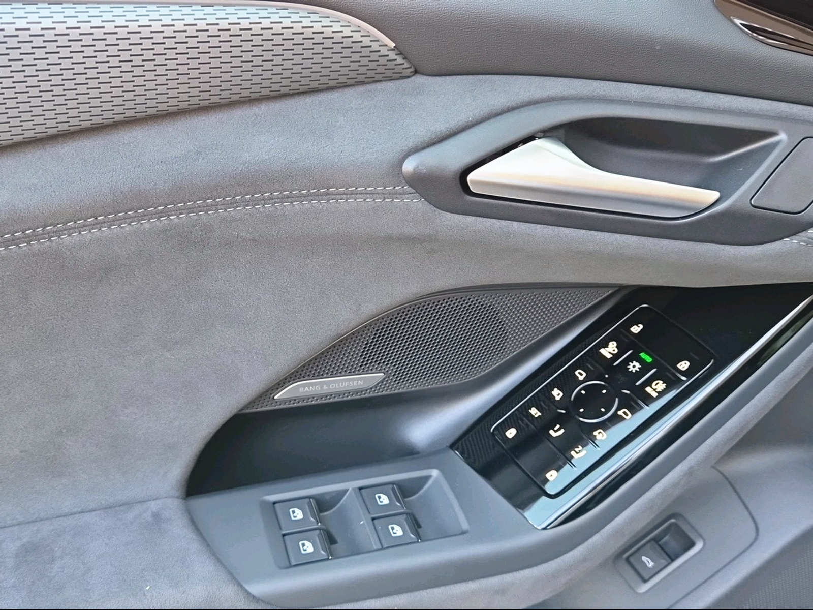 AUDI A6 Avant e-tron quattro Mythosschwarz Metalic-image-15