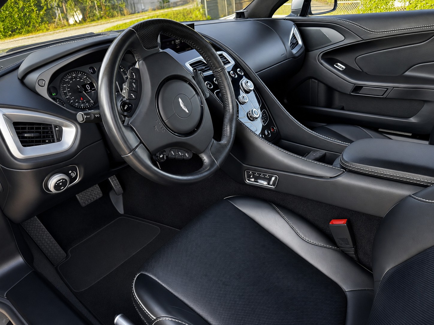 ASTON MARTIN Carbon Édition touchtronic 3-image-4