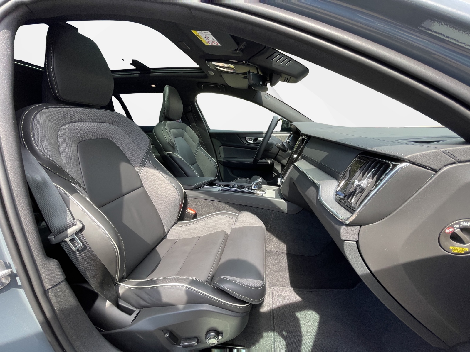 VOLVO V60 2.0 B5 Ultimate Dark AWD-image-16