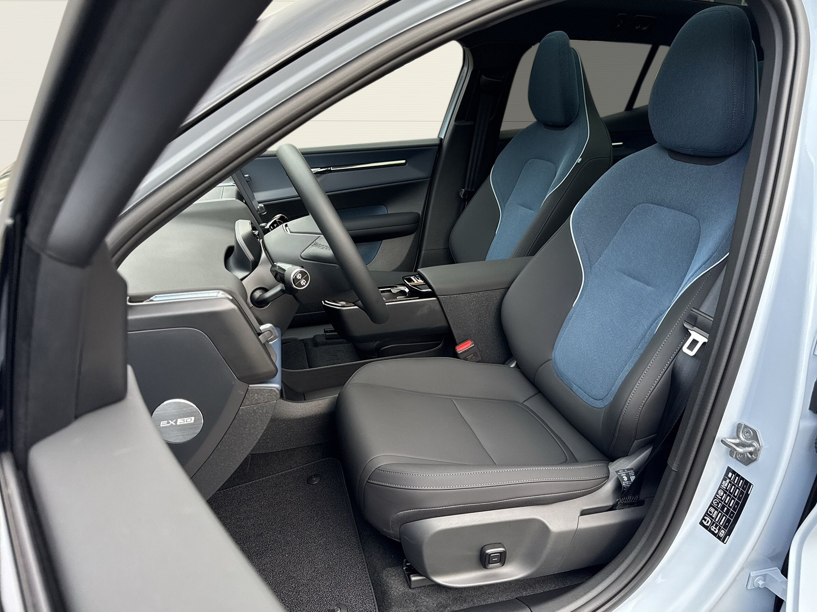 VOLVO EX30 CC E60 Twin Performance AWD-image-7