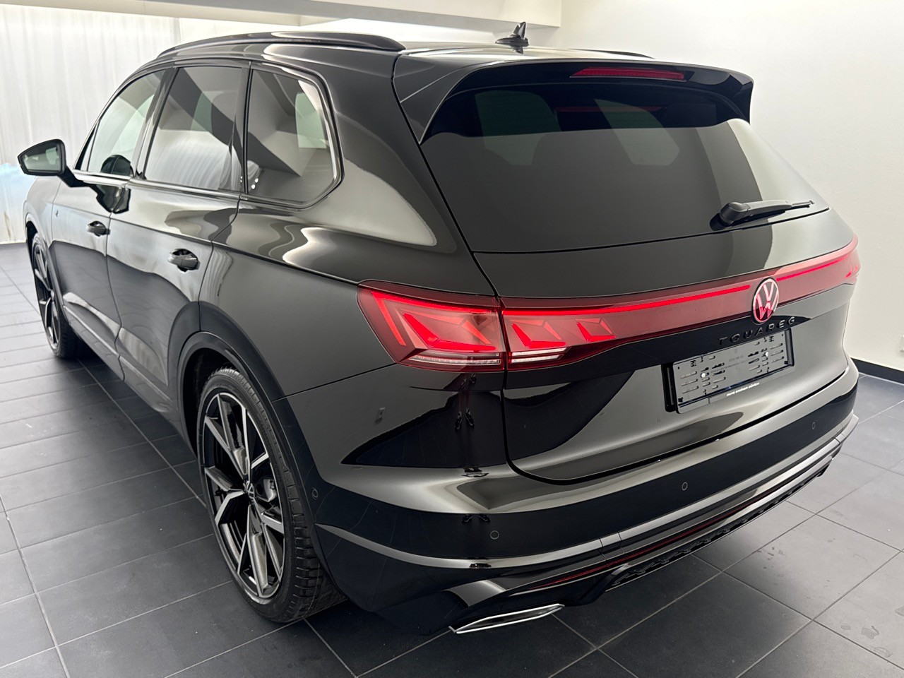 VW Touareg 3.0 TDI R-Line ''inkl. AHK & Standheizung''-image-1