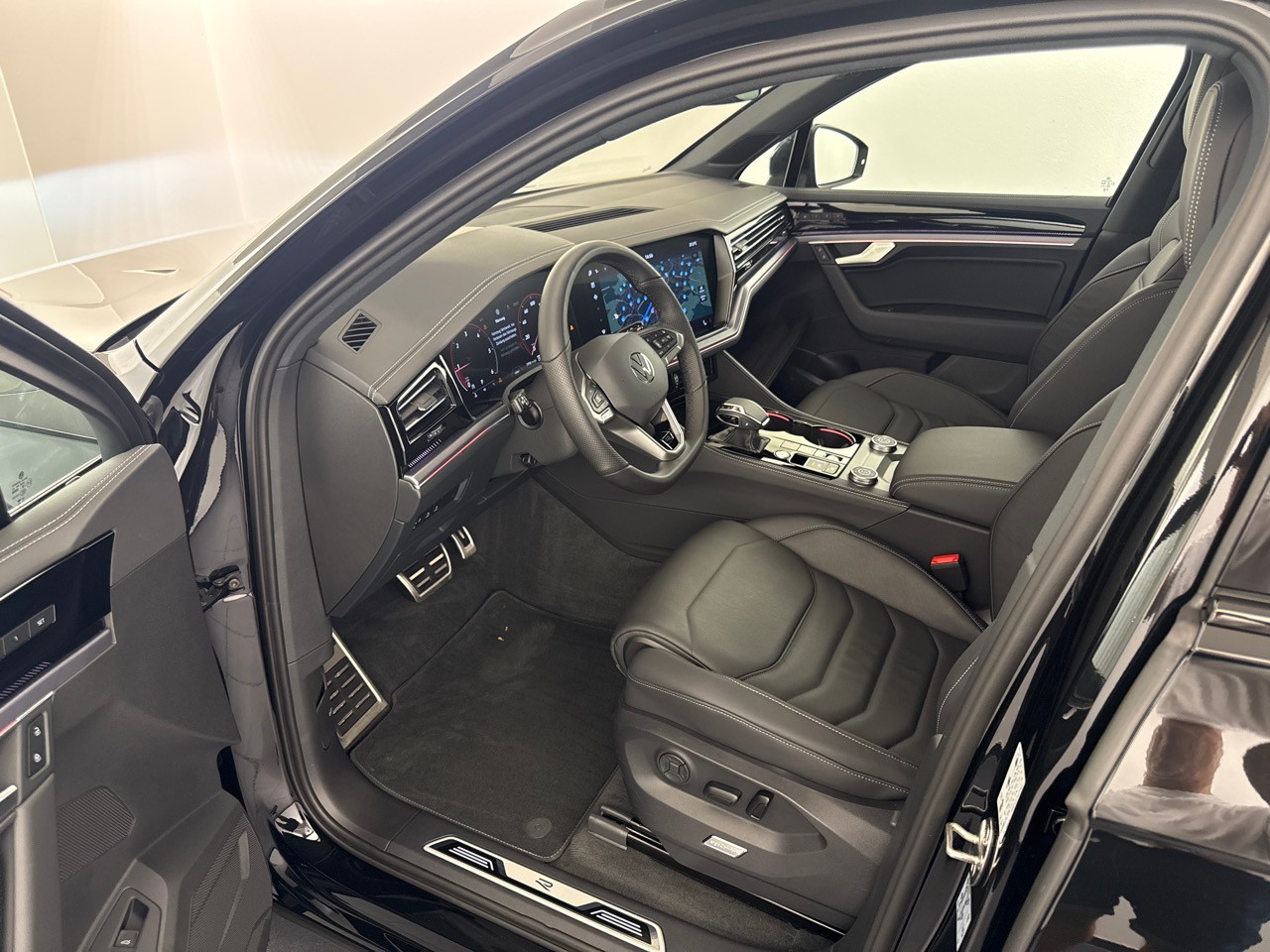 VW Touareg 3.0 TDI R-Line ''inkl. AHK & Standheizung''-image-4