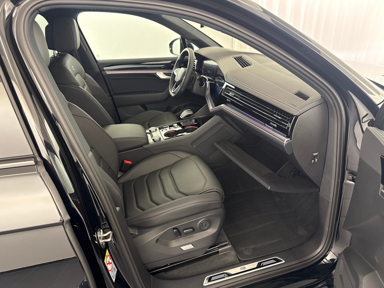 VW Touareg 3.0 TDI R-Line ''inkl. AHK & Standheizung''-image-8