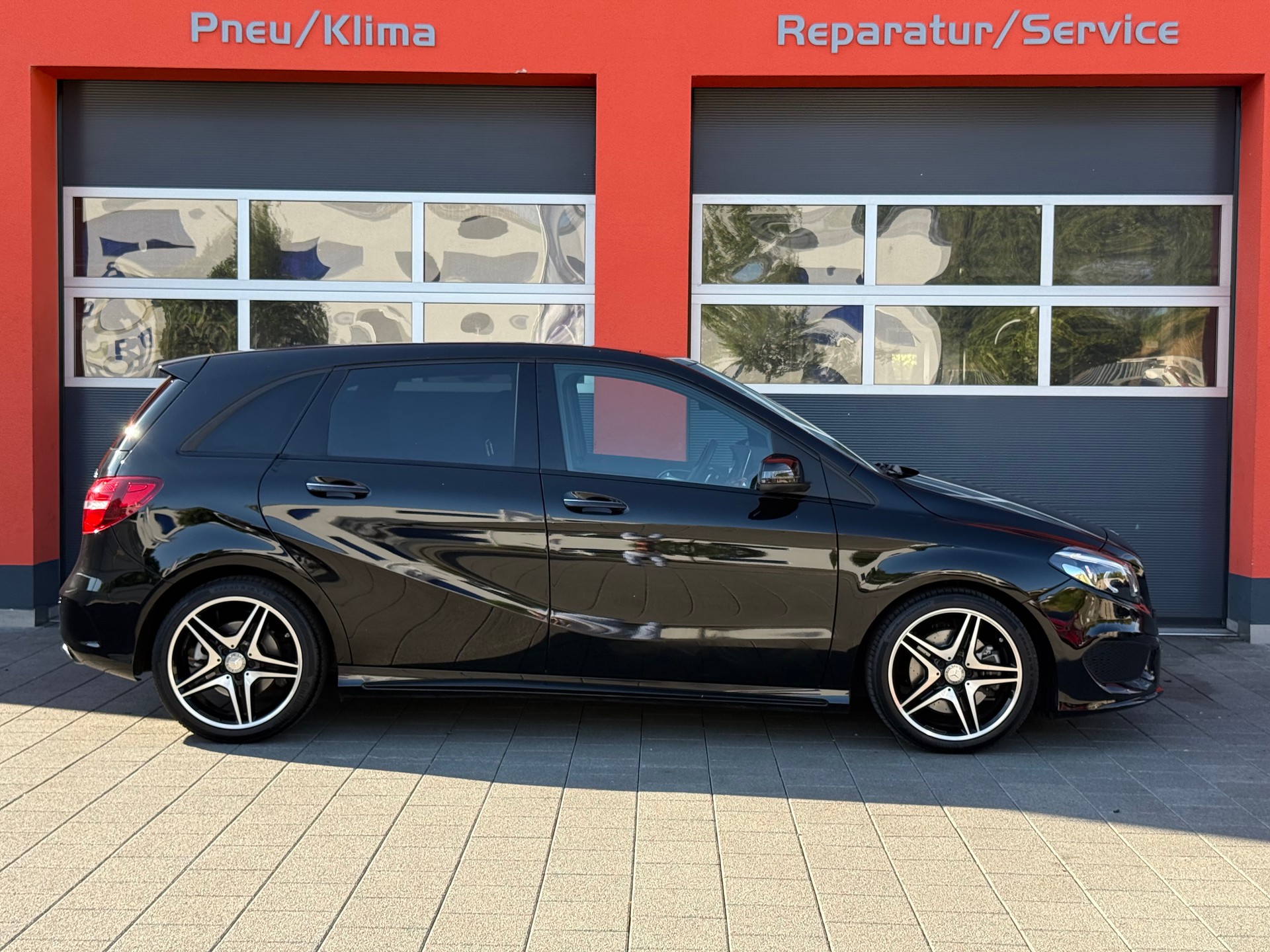 MERCEDES-BENZ B 250 AMG Line 4Matic 7G-DCT-image-3
