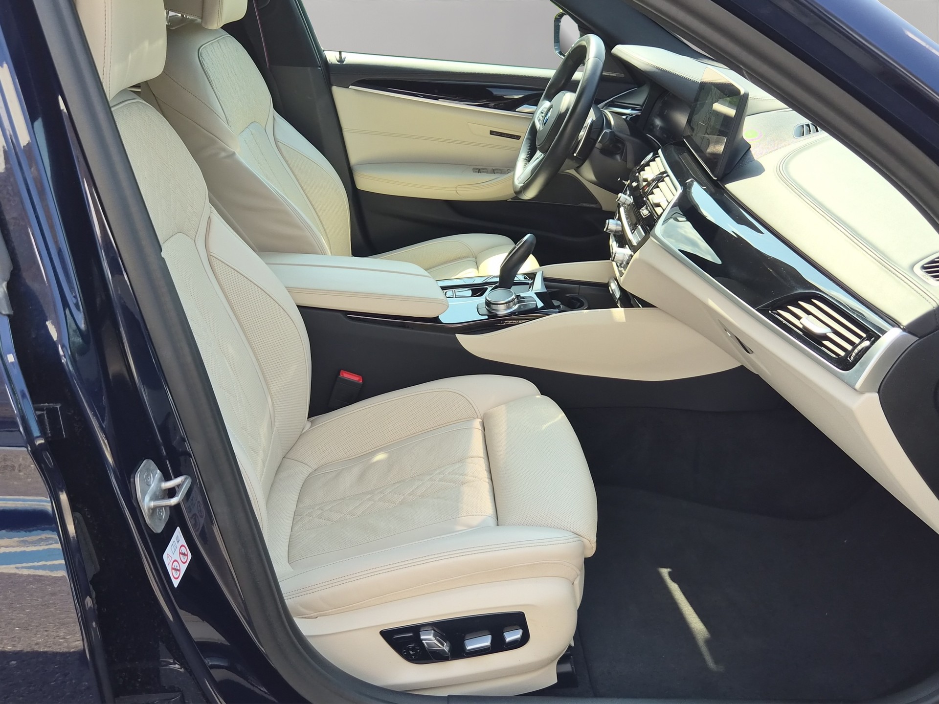 BMW M550i xDrive Steptronic-image-20