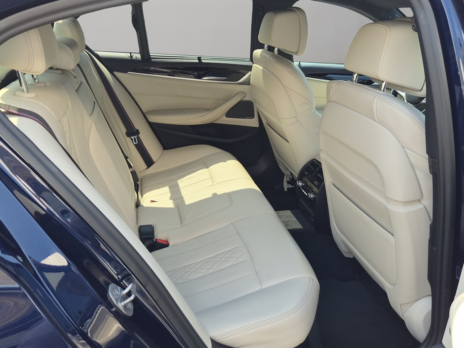 BMW M550i xDrive Steptronic-image-21