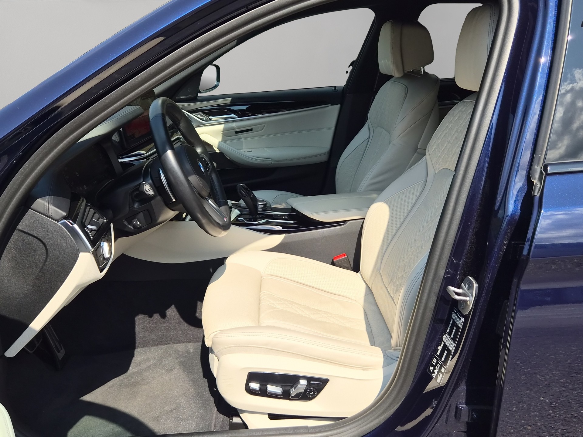 BMW M550i xDrive Steptronic-image-10
