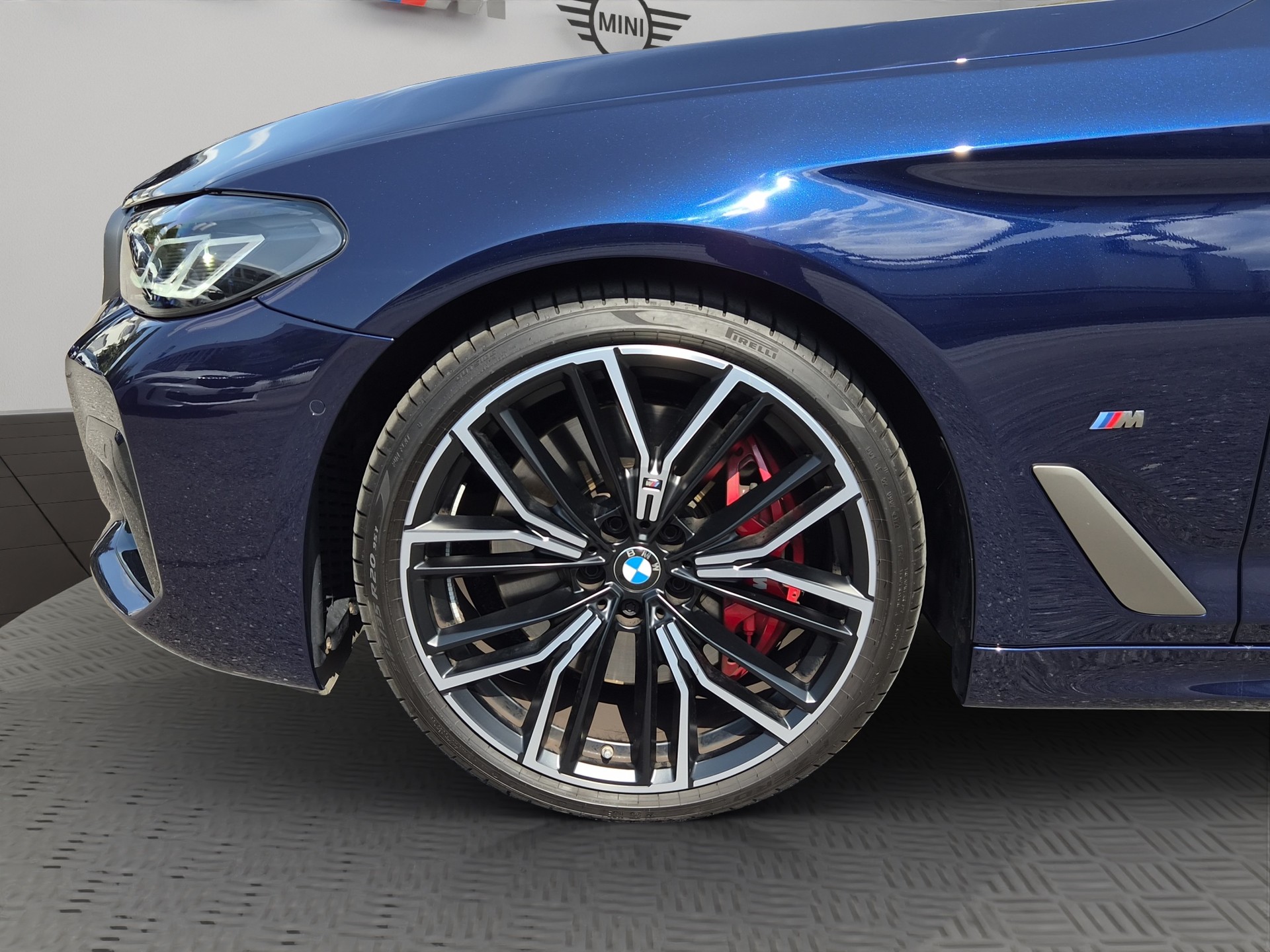 BMW M550i xDrive Steptronic-image-8