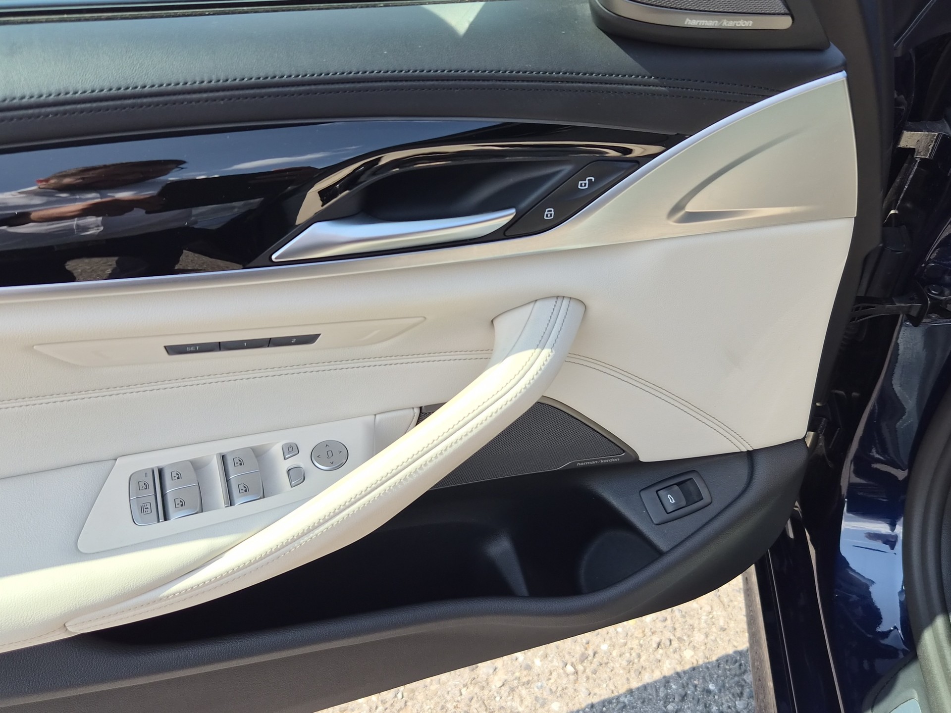 BMW M550i xDrive Steptronic-image-11