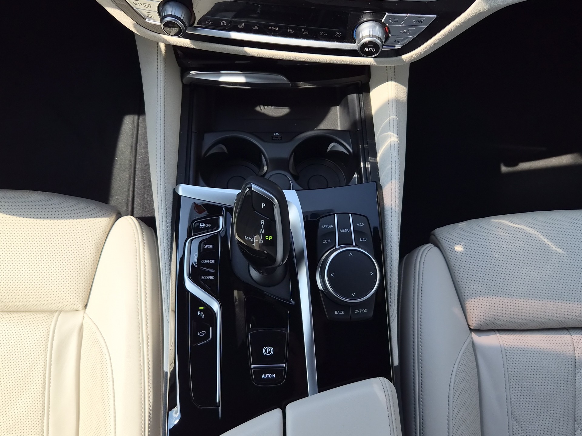 BMW M550i xDrive Steptronic-image-16