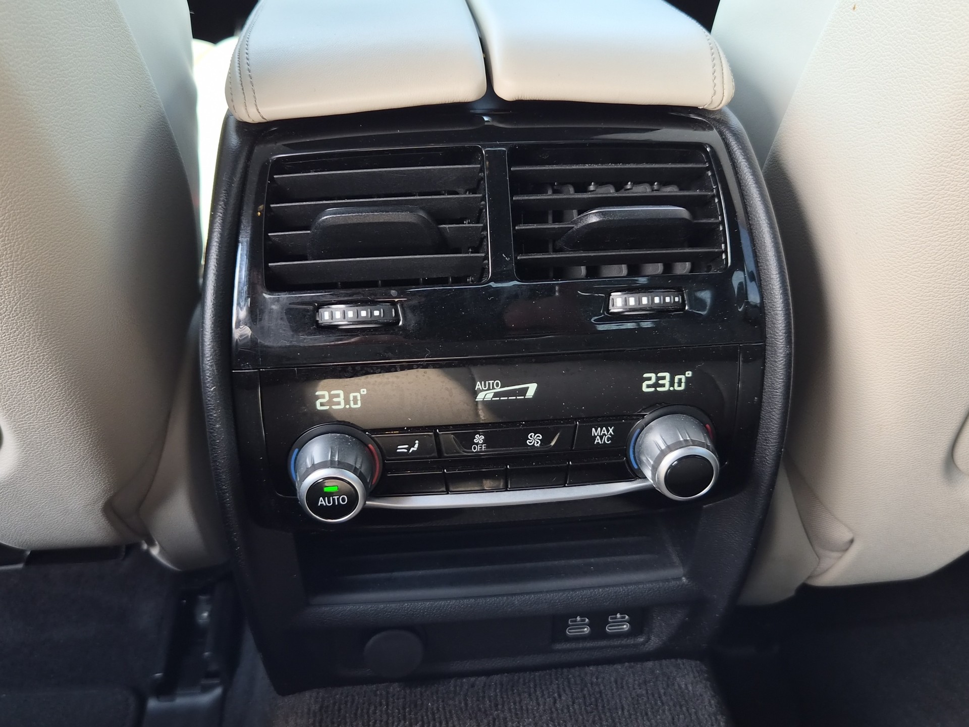 BMW M550i xDrive Steptronic-image-22