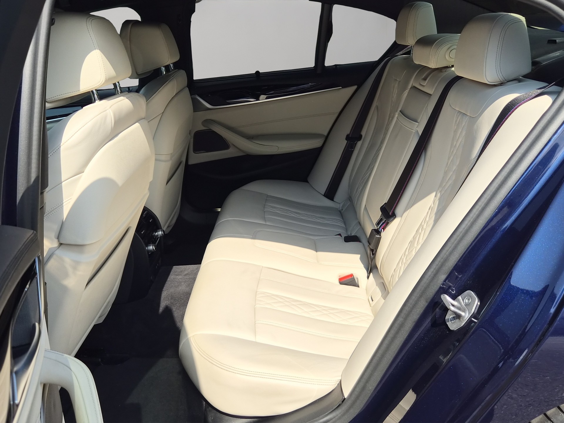 BMW M550i xDrive Steptronic-image-18