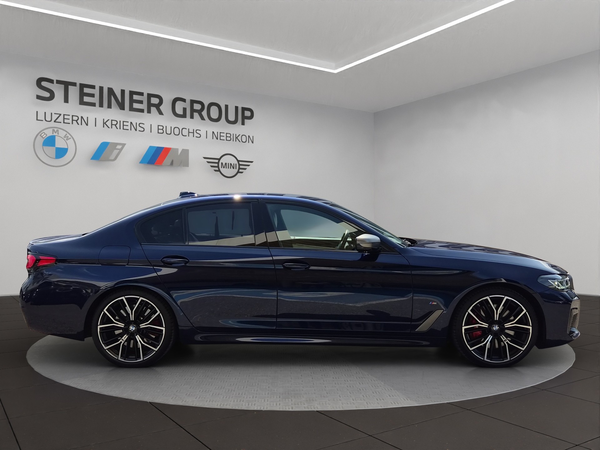 BMW M550i xDrive Steptronic-image-3