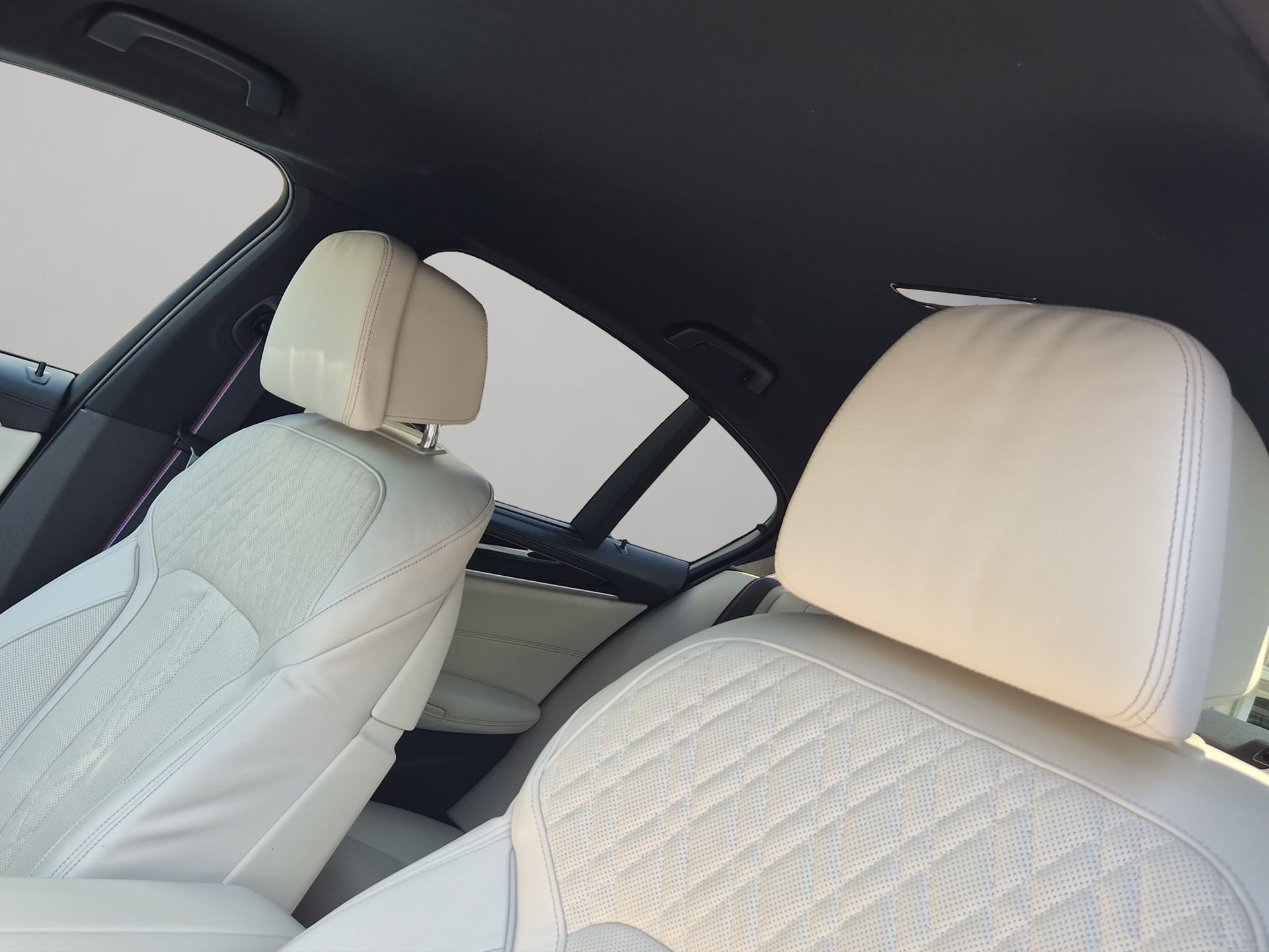 BMW M550i xDrive Steptronic-image-12