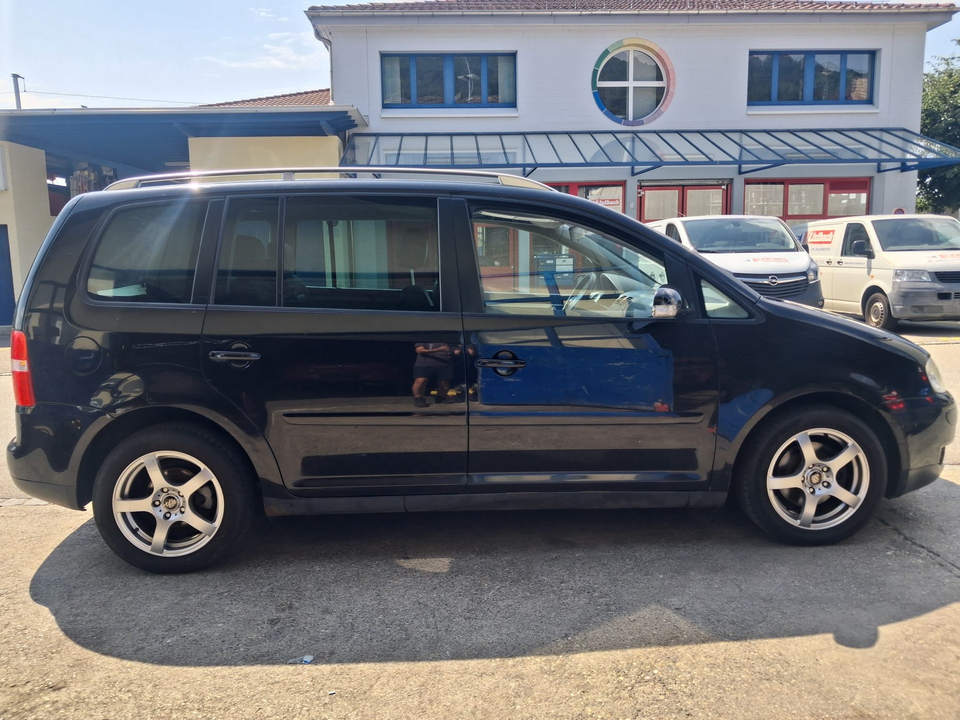 VW Touran 2.0 FSI Highline-image-12