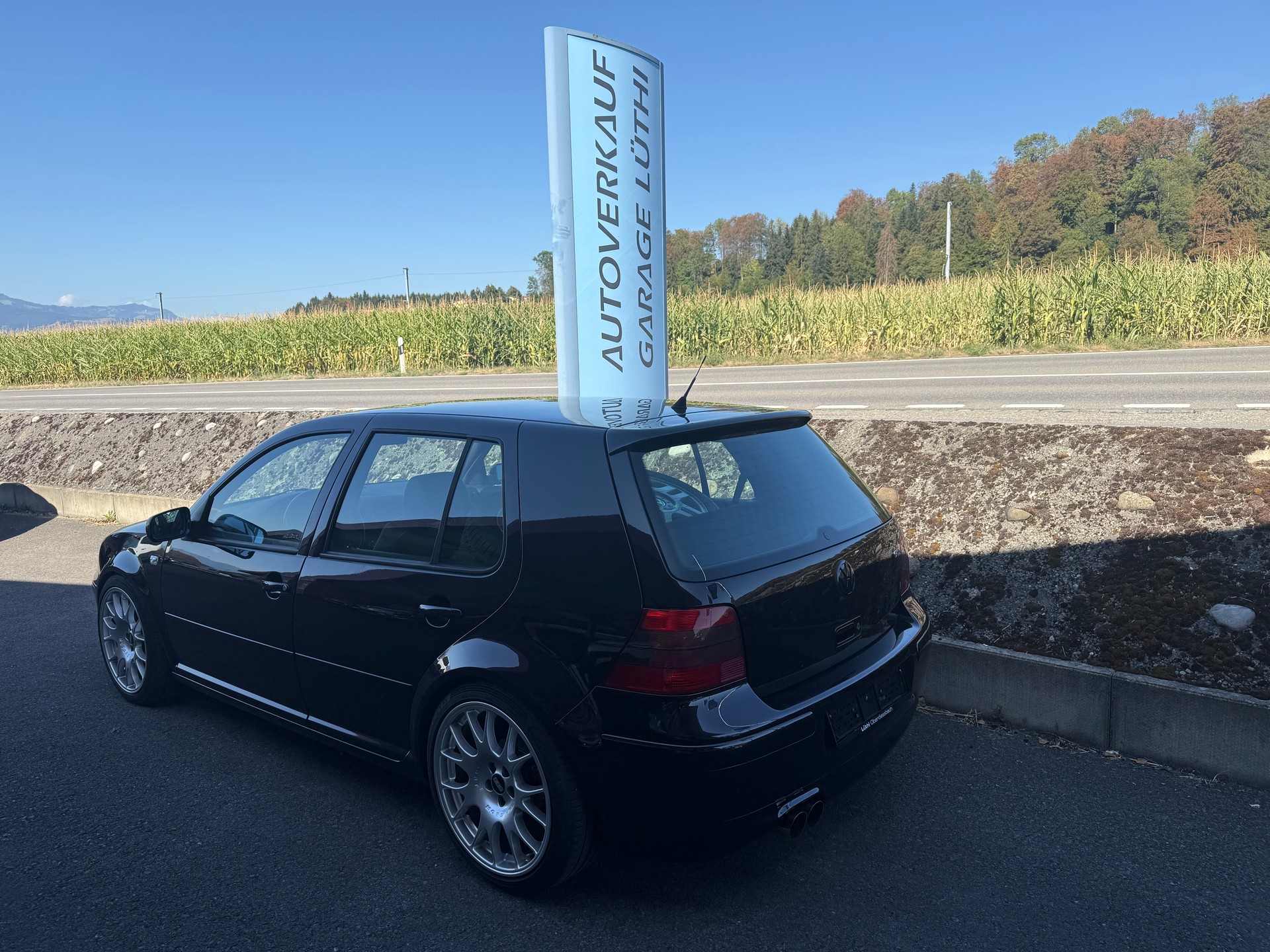 VW Golf 1.8 T GTI-showroom-element-1