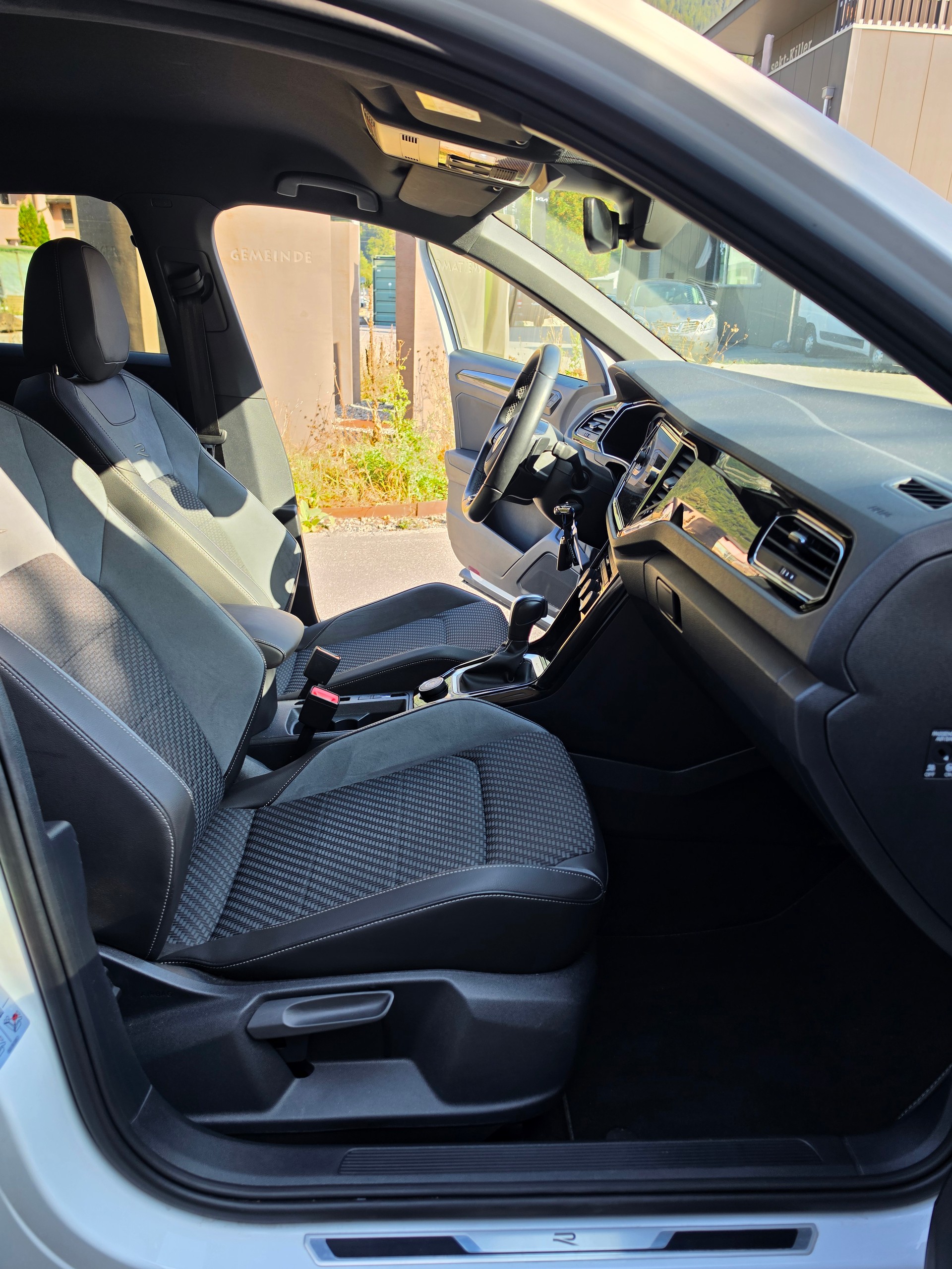 VW T-Roc 2.0 TSI R DSG 4Motion-image-12