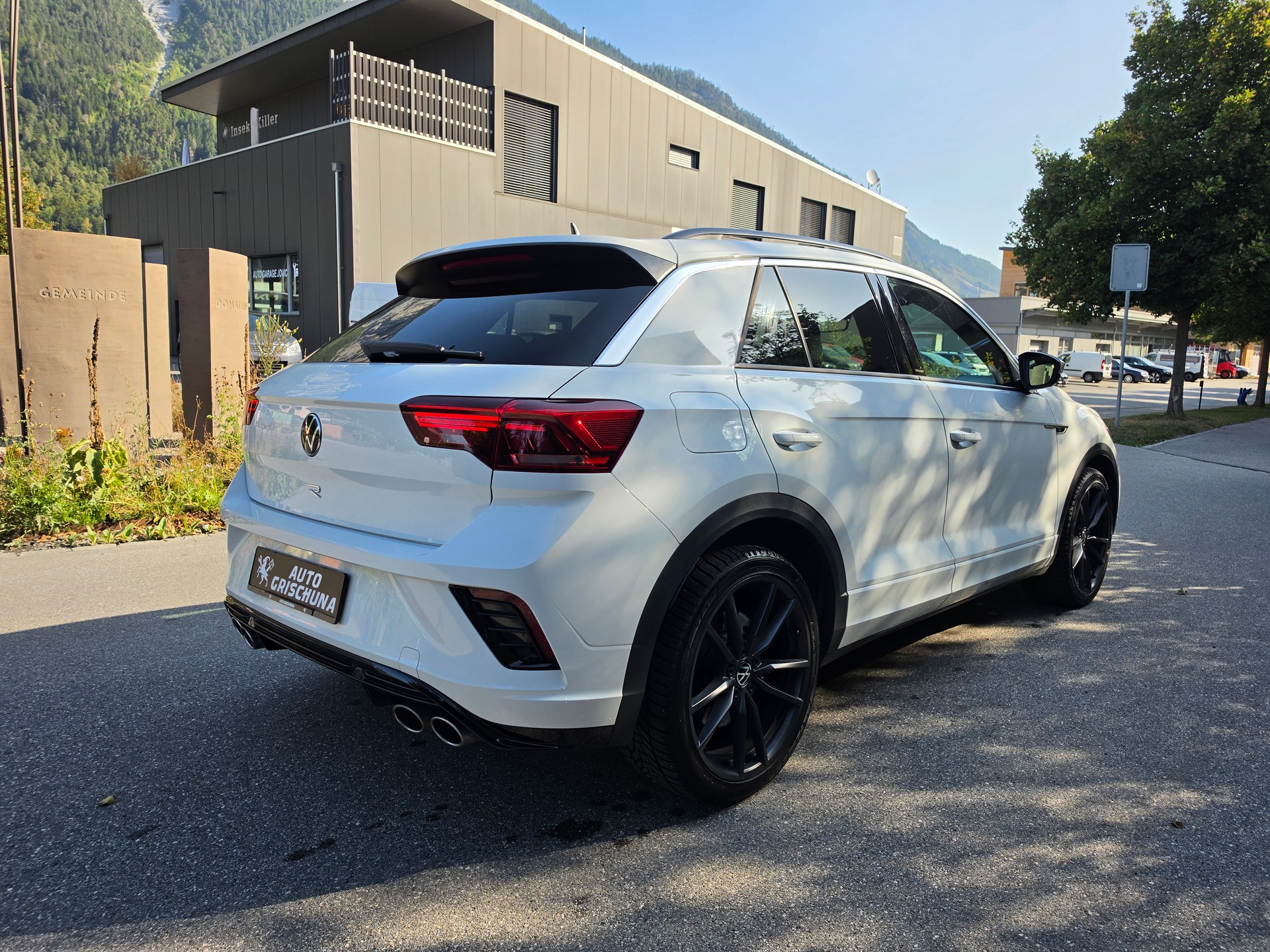 VW T-Roc 2.0 TSI R DSG 4Motion-image-4