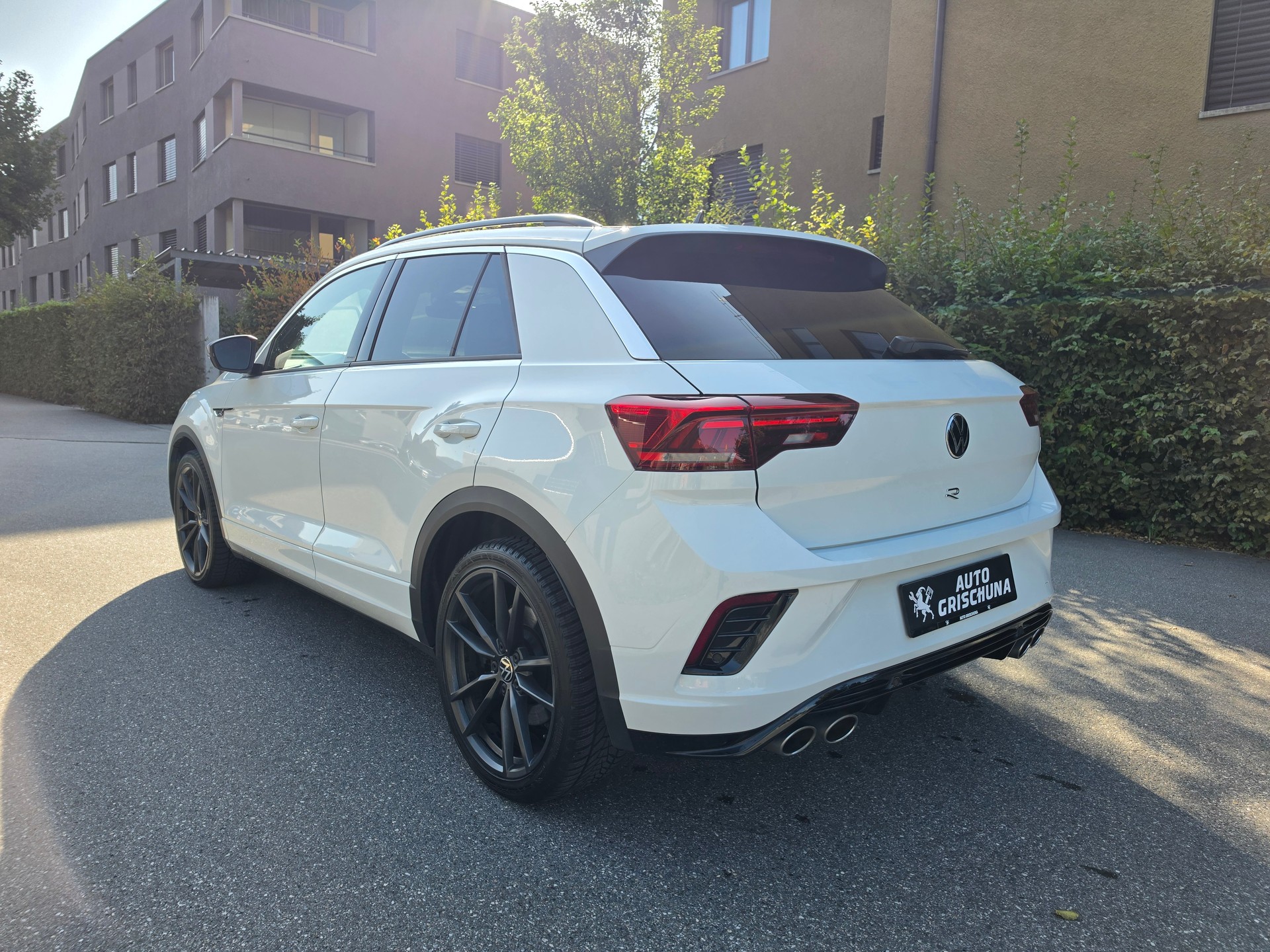 VW T-Roc 2.0 TSI R DSG 4Motion-image-2