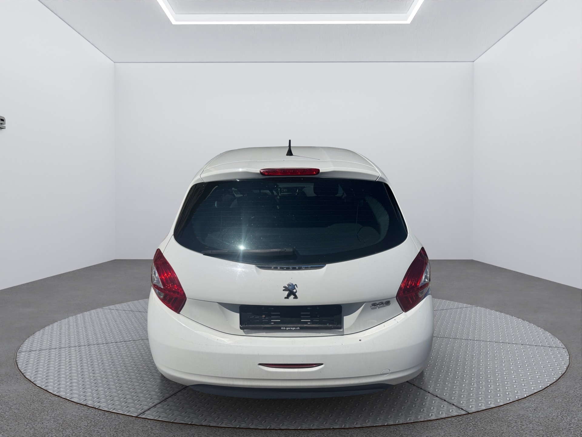 PEUGEOT 208 1.4 e-HDi Active EGS5-image-4