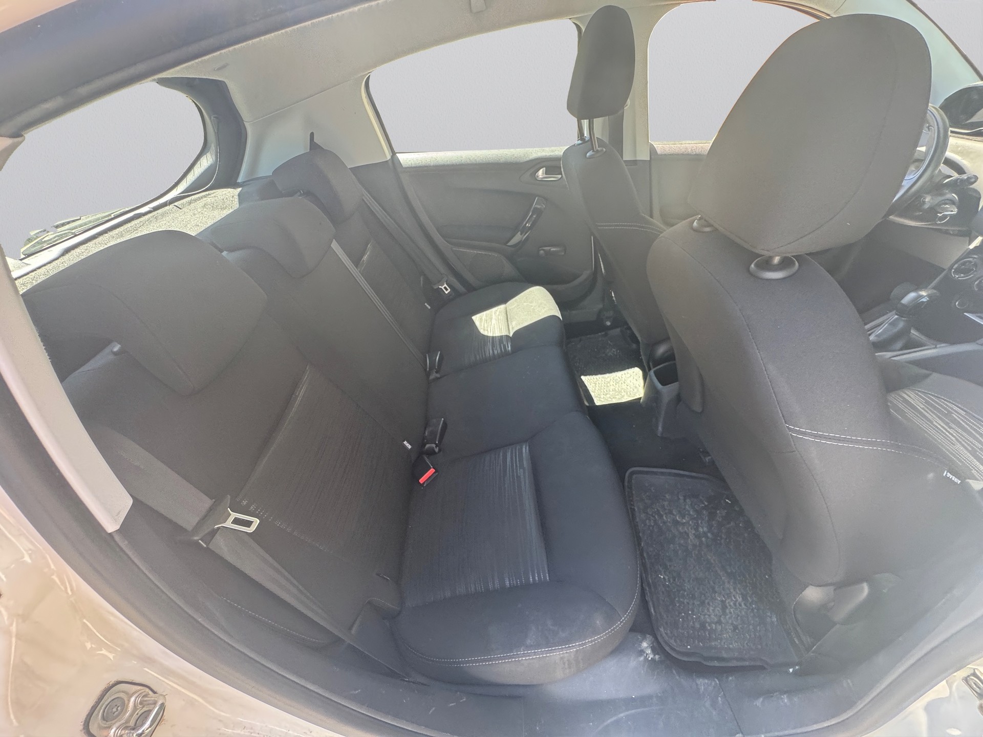 PEUGEOT 208 1.4 e-HDi Active EGS5-image-17