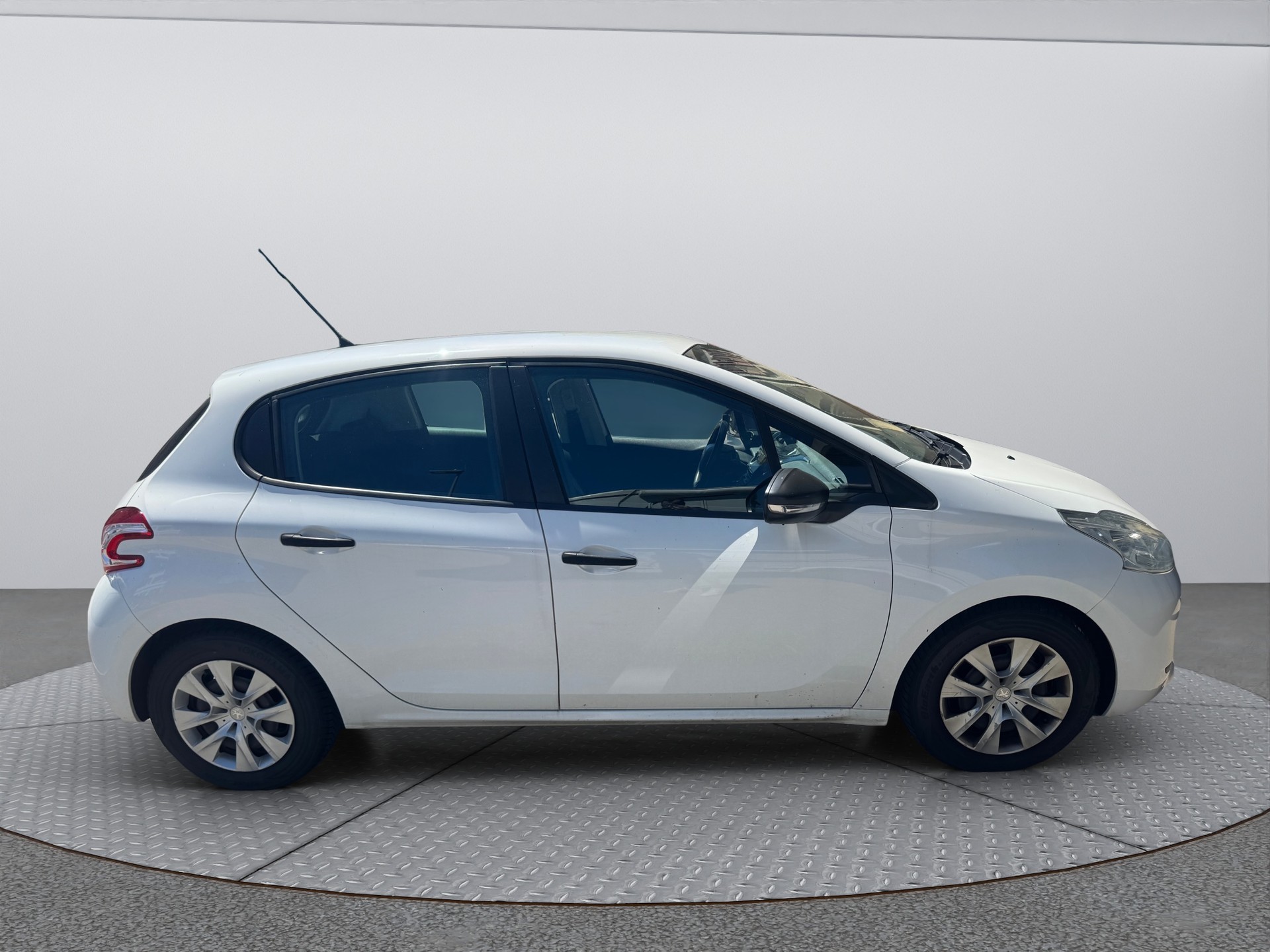 PEUGEOT 208 1.4 e-HDi Active EGS5-image-6