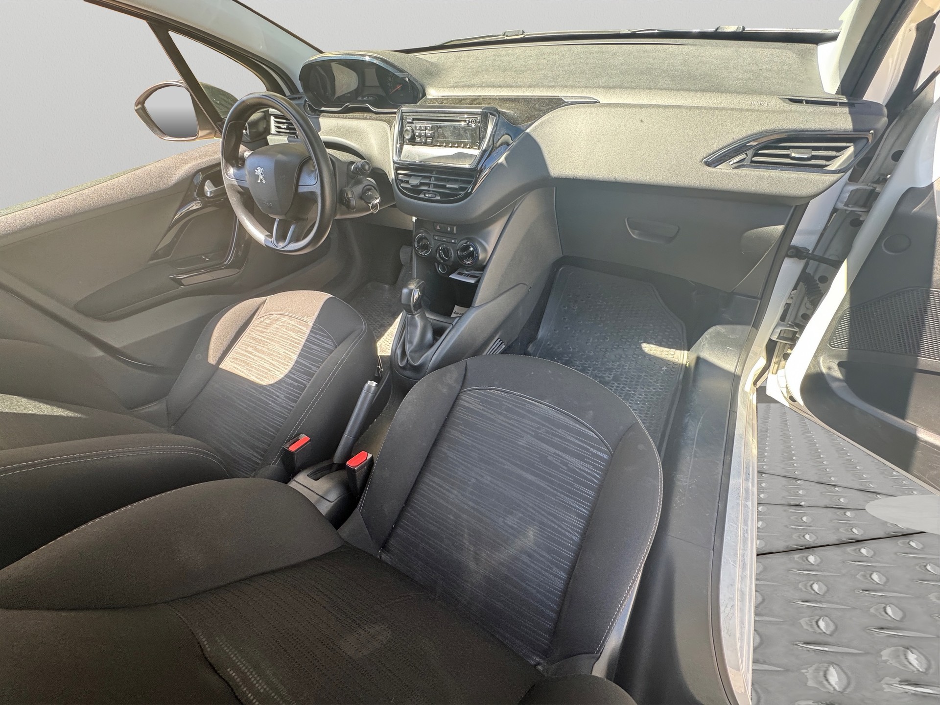 PEUGEOT 208 1.4 e-HDi Active EGS5-image-11