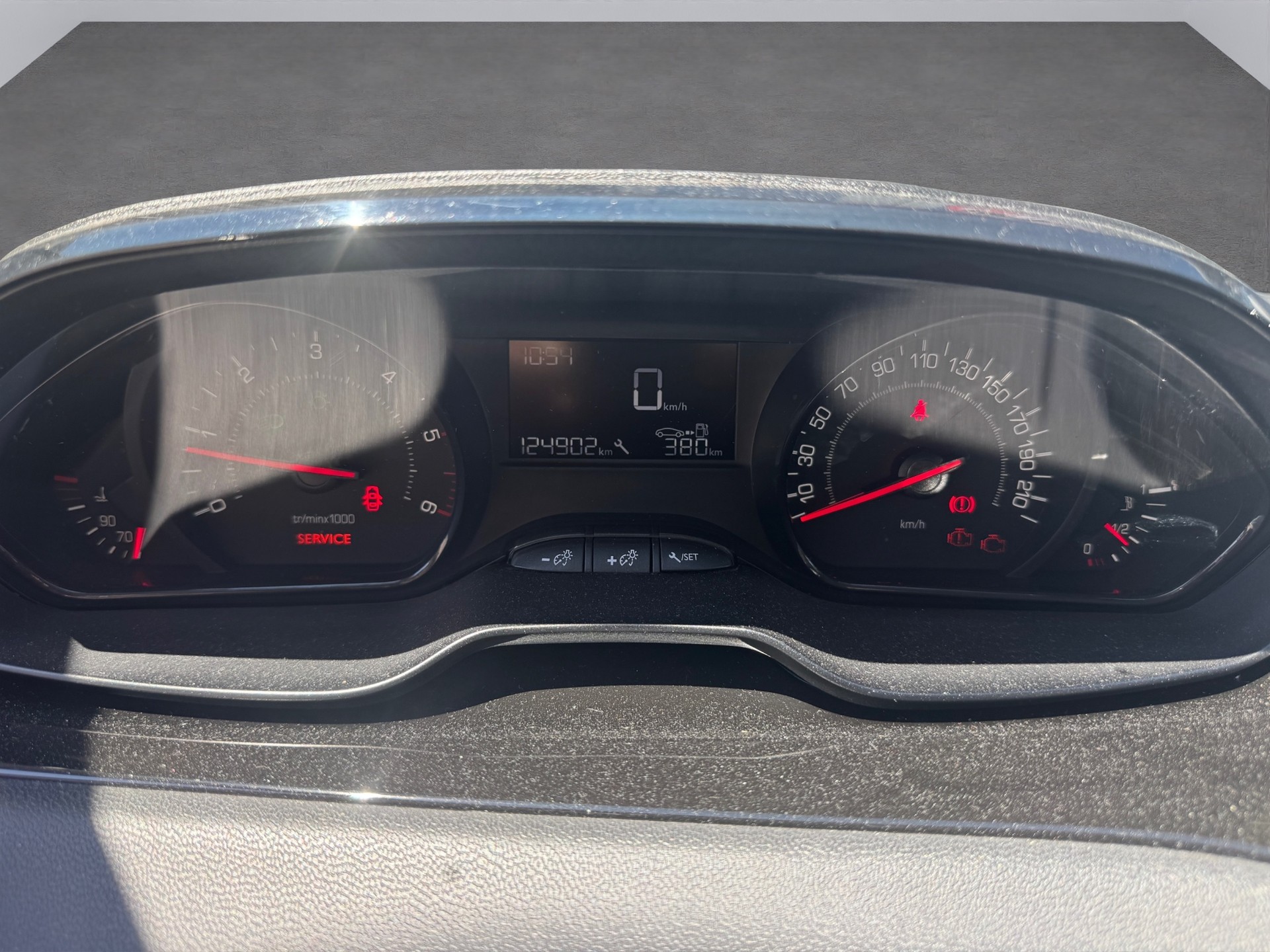 PEUGEOT 208 1.4 e-HDi Active EGS5-image-13