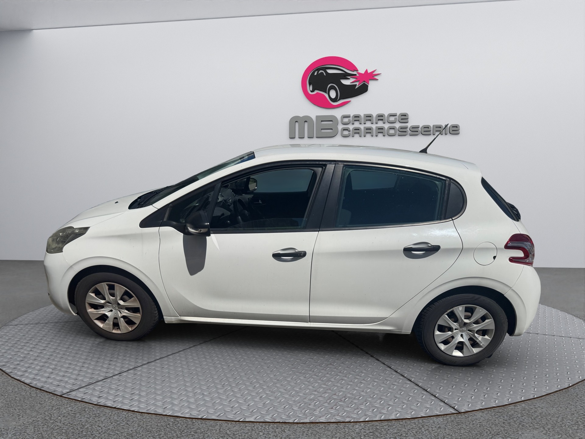 PEUGEOT 208 1.4 e-HDi Active EGS5-image-2