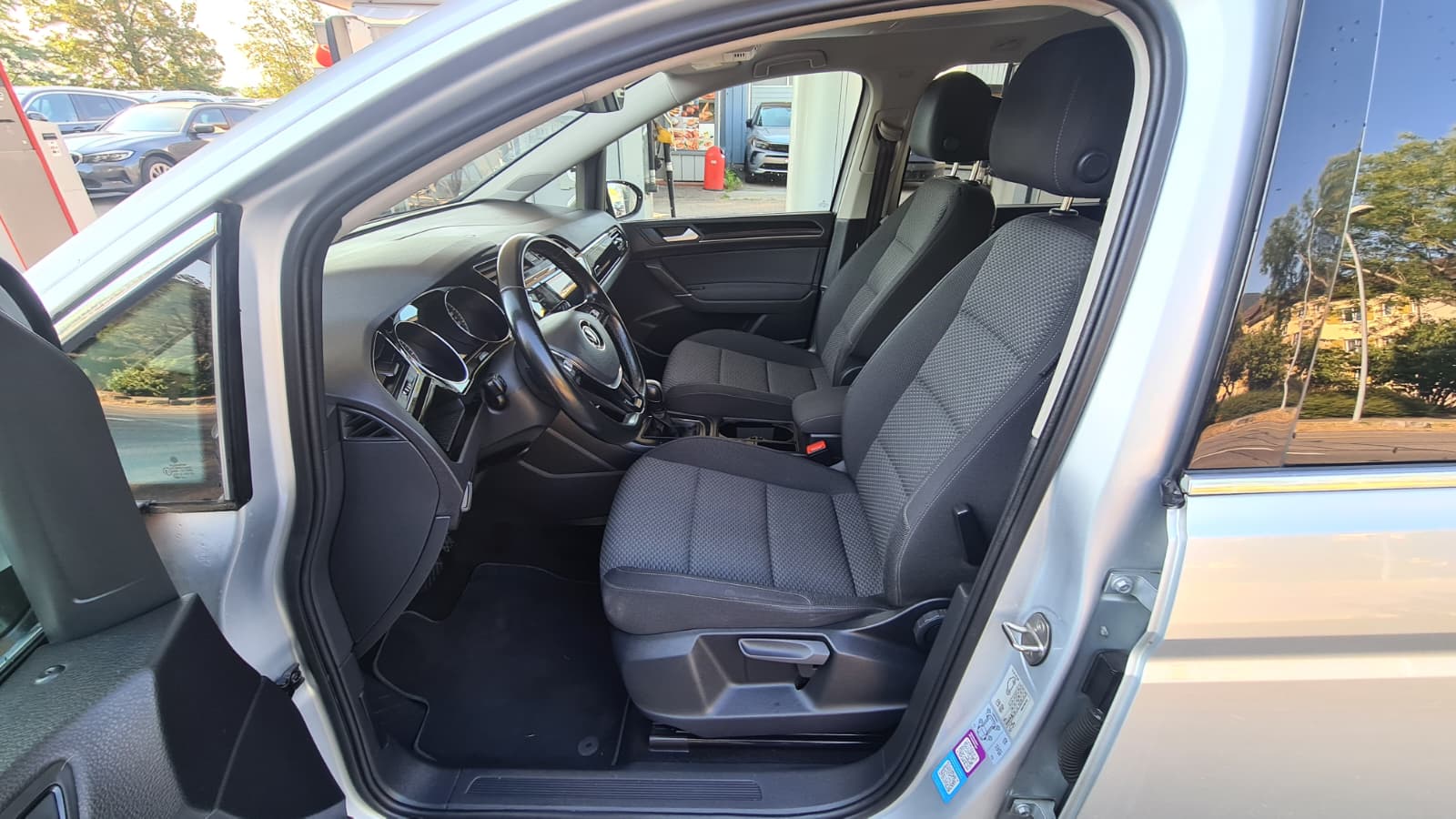VW Touran 2.0 TDI BlueMotion Technology Comfortline DSG ** Gr-Navi ** RF-Kamera ** Anh-Kupplung ** Abstandsregelsysteme ** Ab MFK-image-18