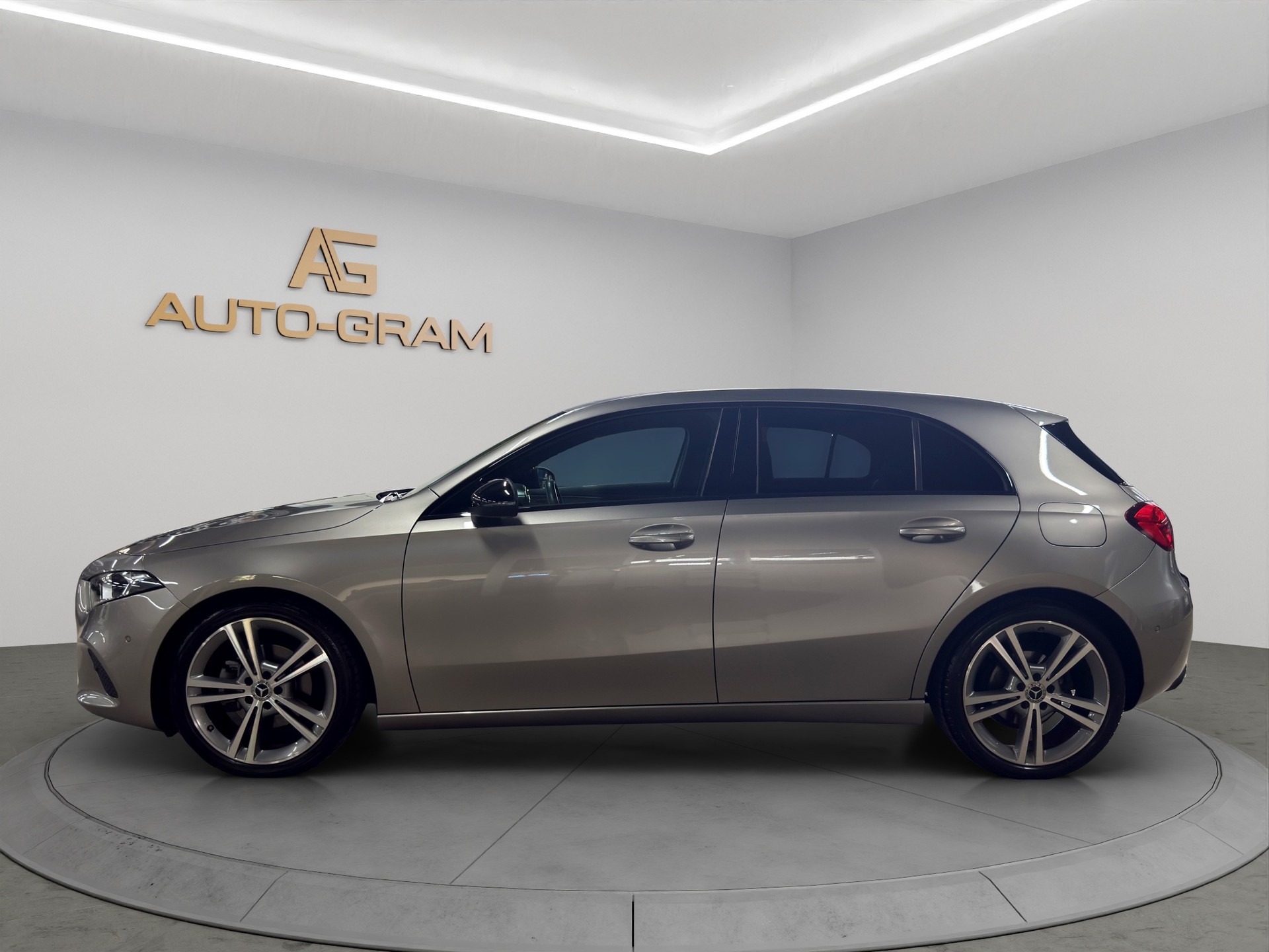 MERCEDES-BENZ A 200 d 8G-DCT-showroom-element-1
