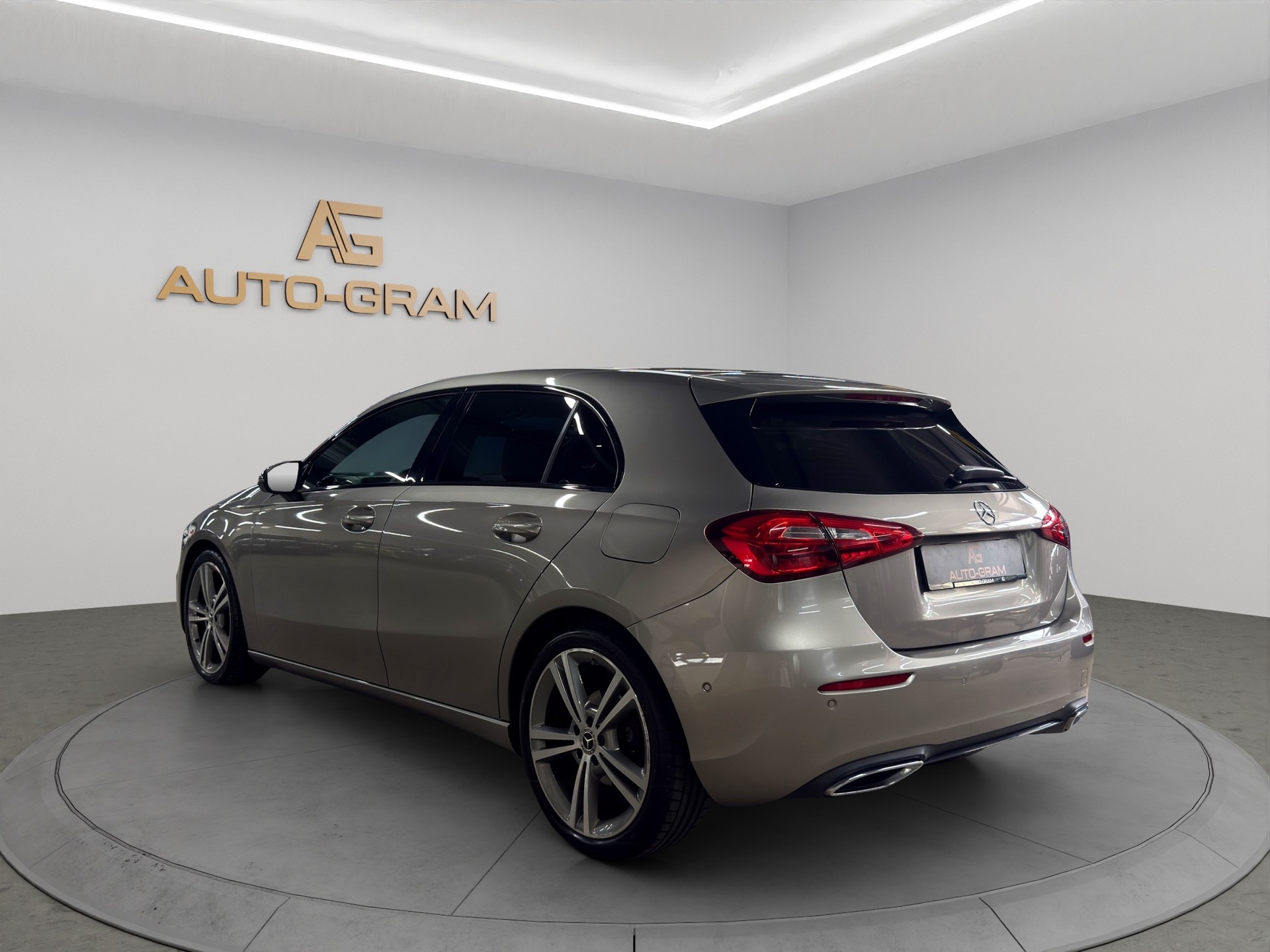 MERCEDES-BENZ A 200 d 8G-DCT-showroom-element-2