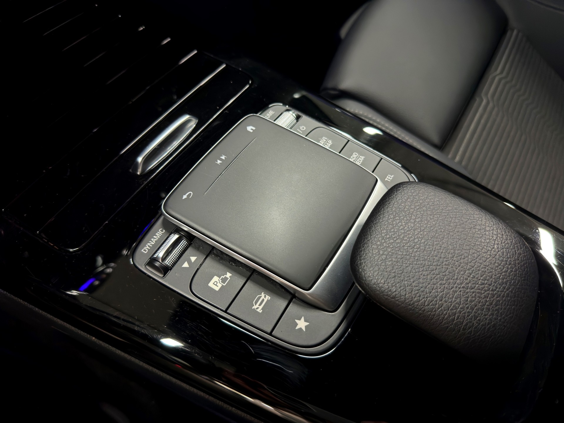 MERCEDES-BENZ A 200 d 8G-DCT-image-19