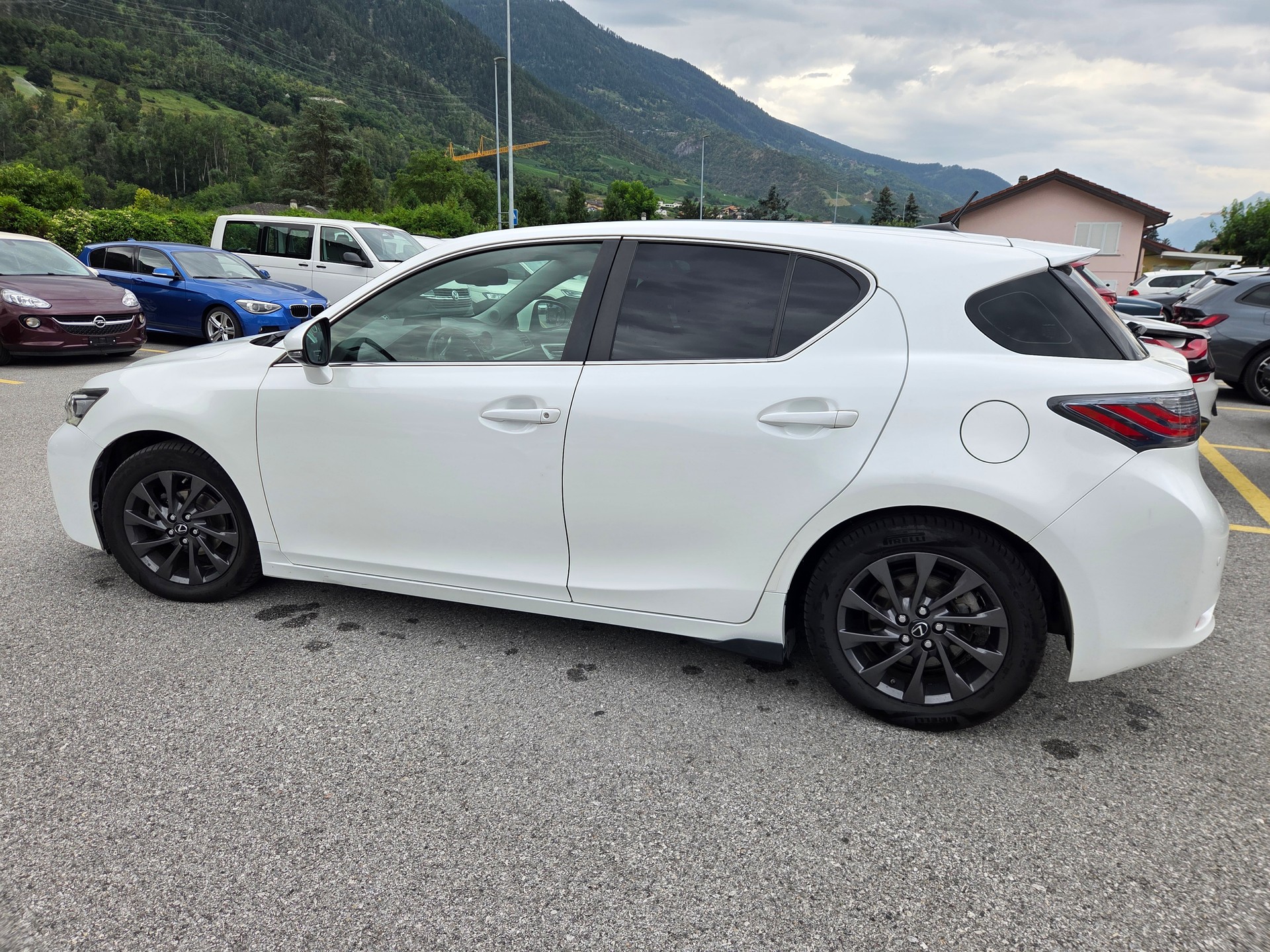 LEXUS 200h Excellence-image-1
