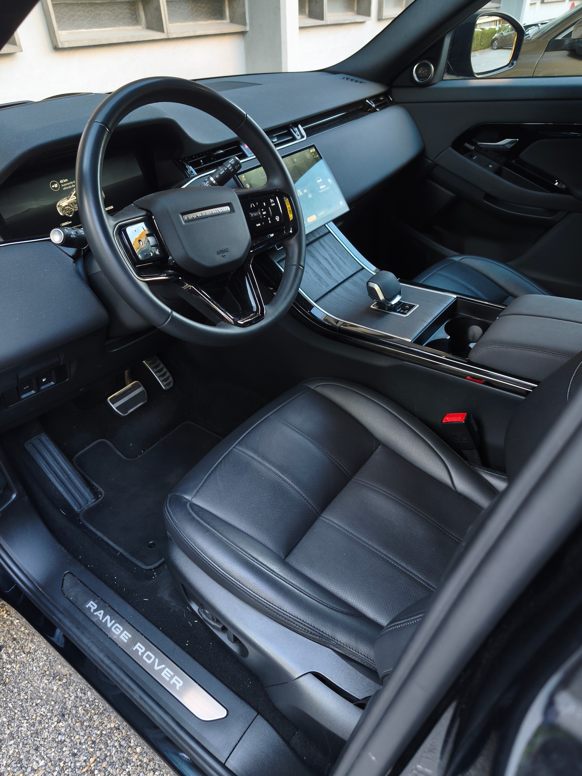 LAND ROVER 1.5 T 270e Dynamic SE-image-2