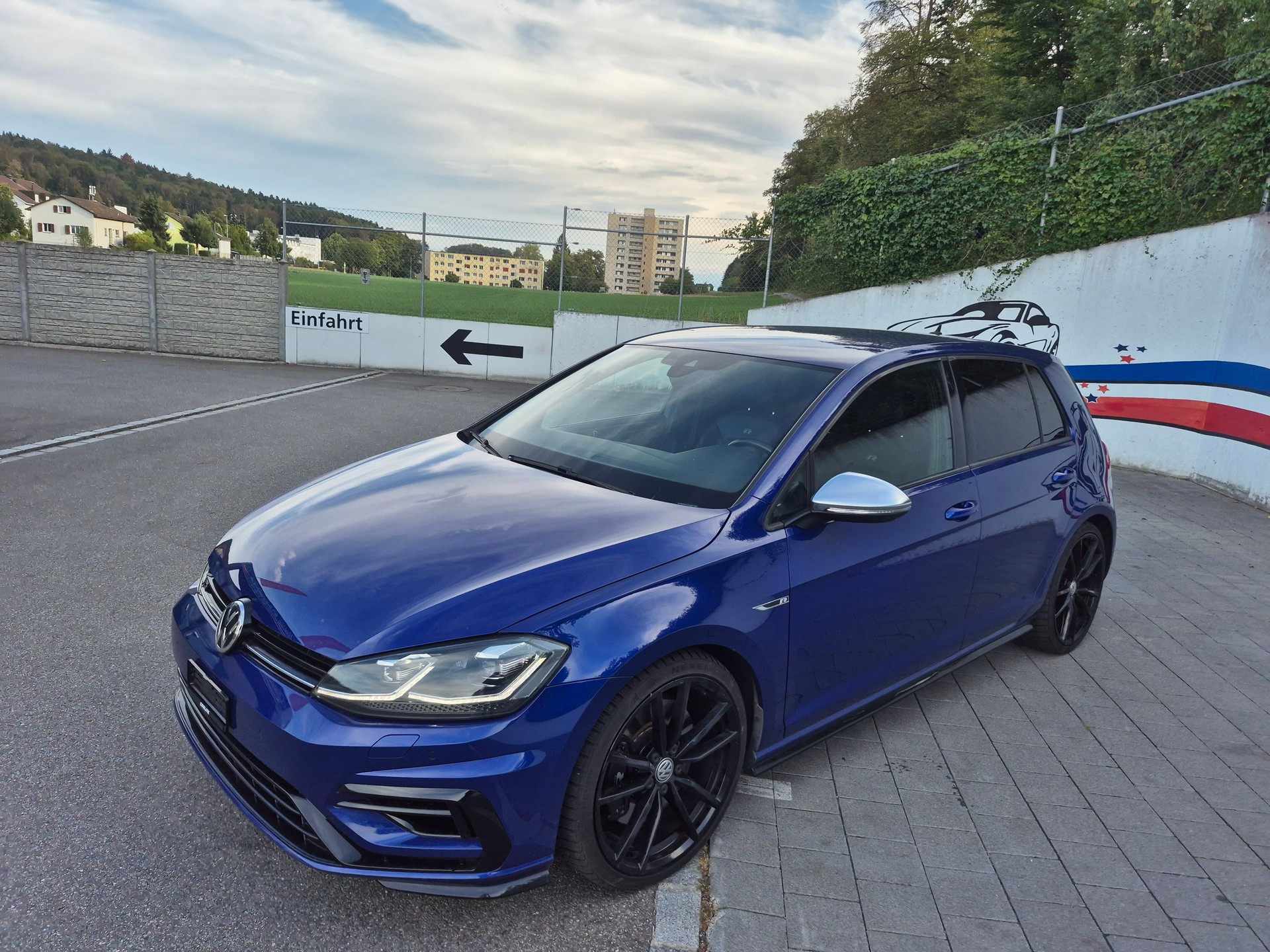 VW Golf 2.0 TSI R 4Motion-image-1