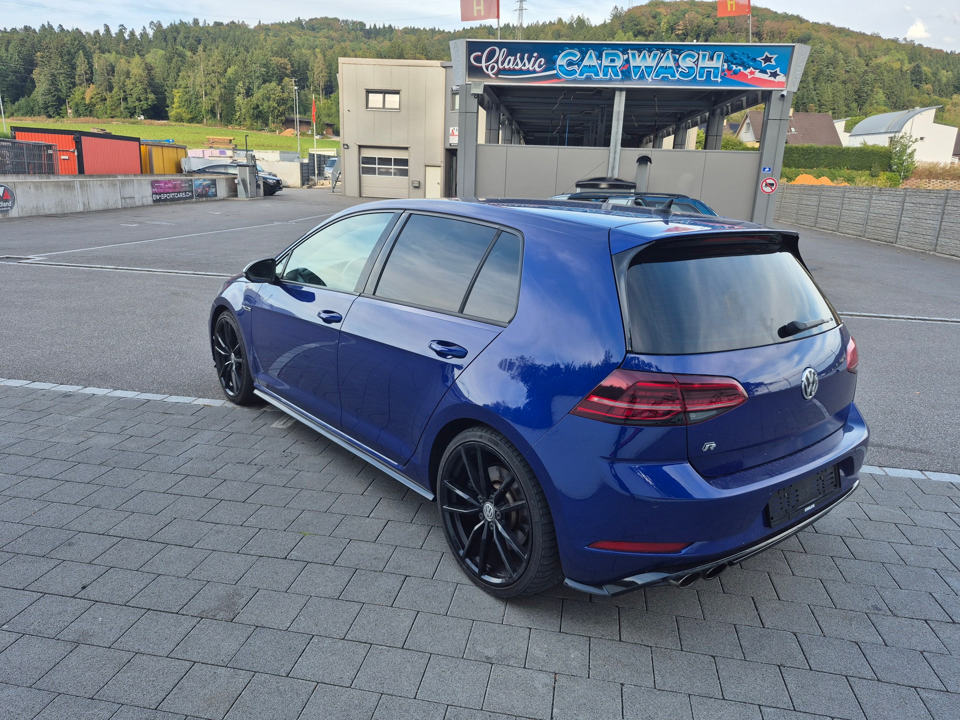 VW Golf 2.0 TSI R 4Motion-image-2