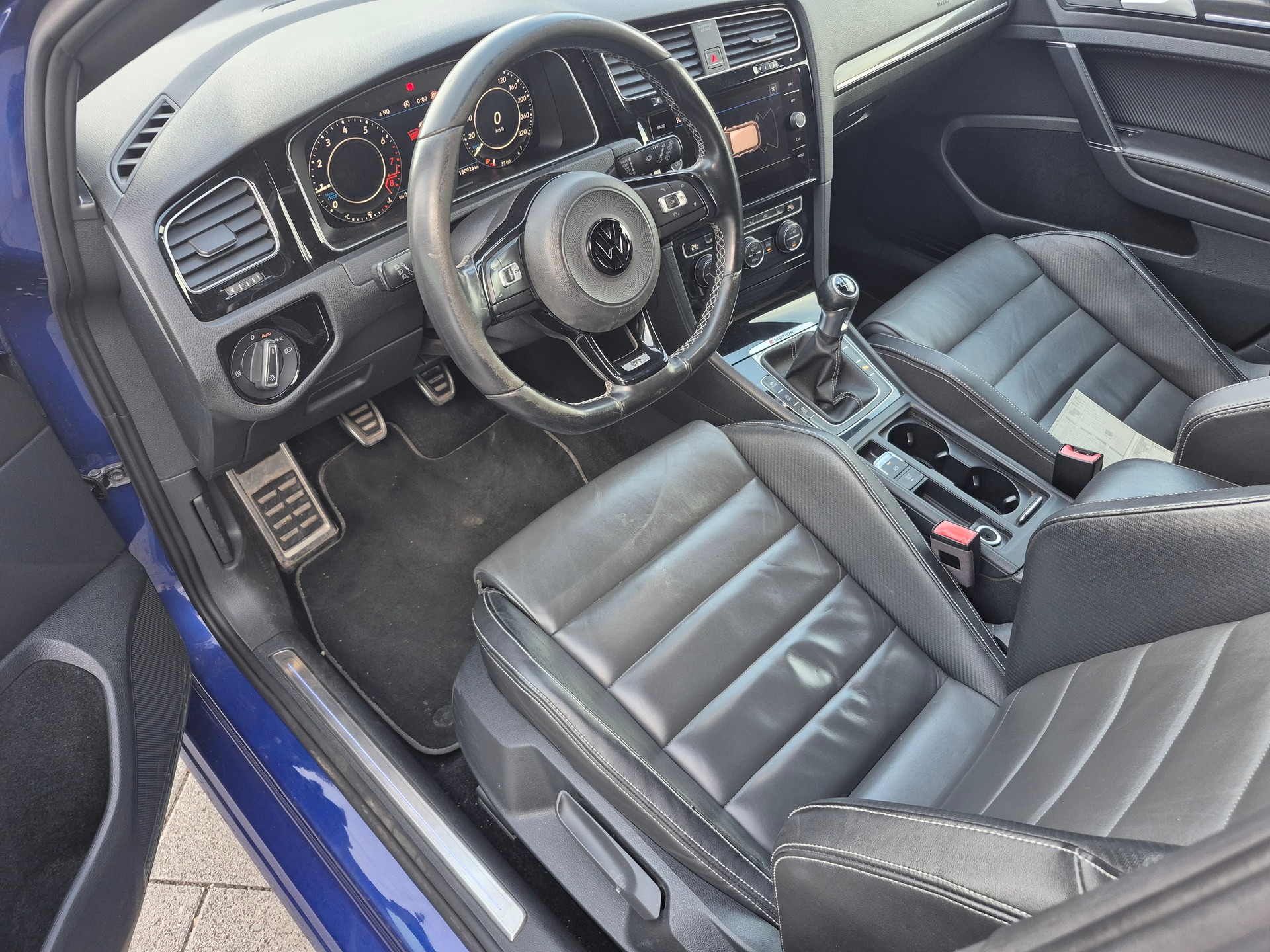 VW Golf 2.0 TSI R 4Motion-image-6